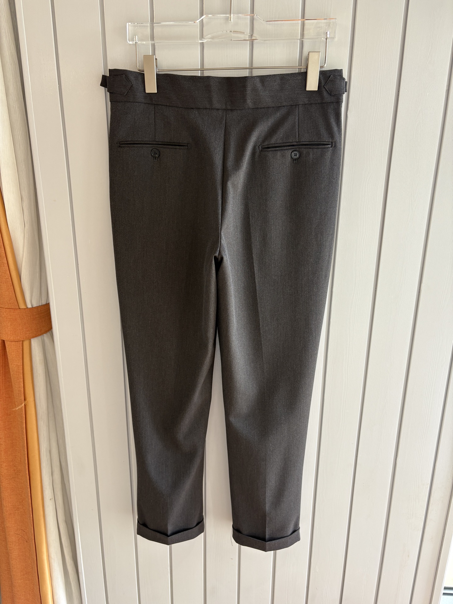 面料老钱味十足双褶设计那不勒斯可调节裤腰西裤】厌倦了千篇一律的西裤？这款含羊毛醋酸天丝面料的意式西裤，绝