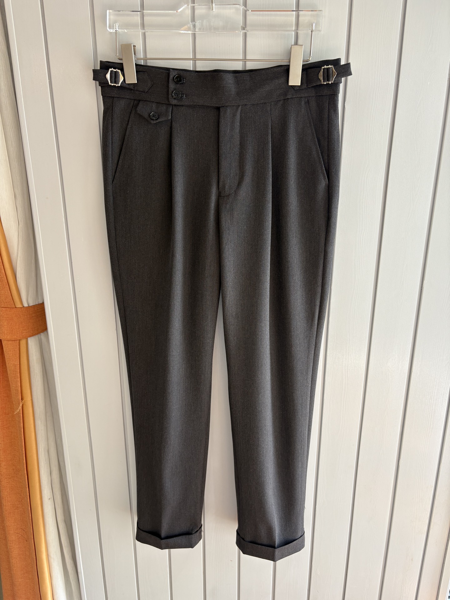 面料老钱味十足双褶设计那不勒斯可调节裤腰西裤】厌倦了千篇一律的西裤？这款含羊毛醋酸天丝面料的意式西裤，绝