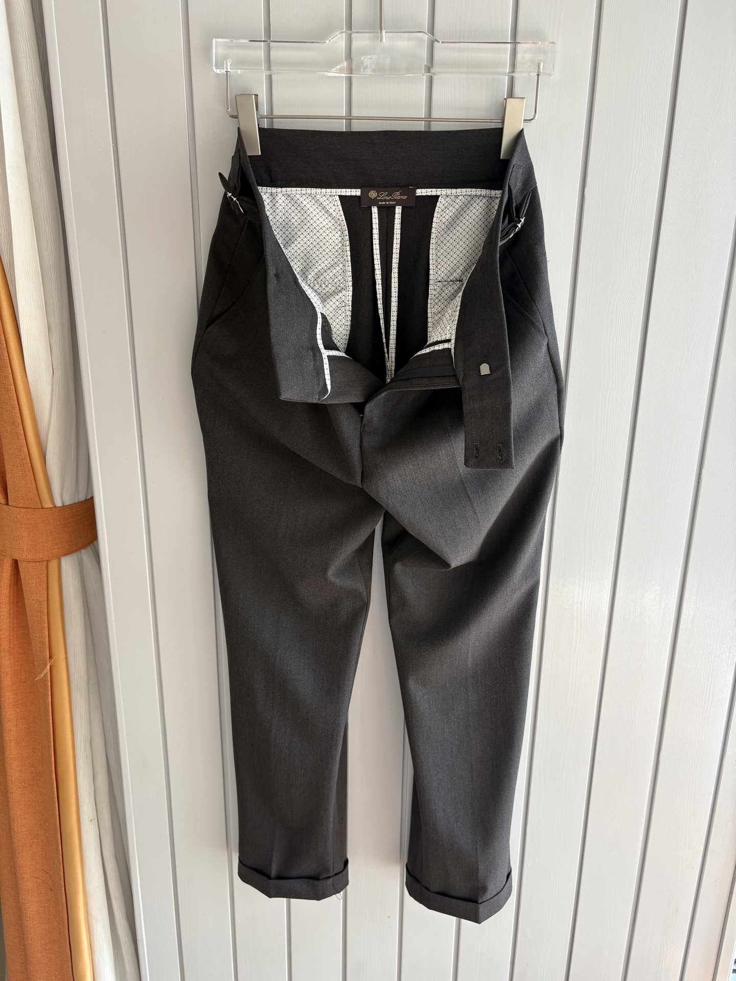 面料老钱味十足双褶设计那不勒斯可调节裤腰西裤】厌倦了千篇一律的西裤？这款含羊毛醋酸天丝面料的意式西裤，绝