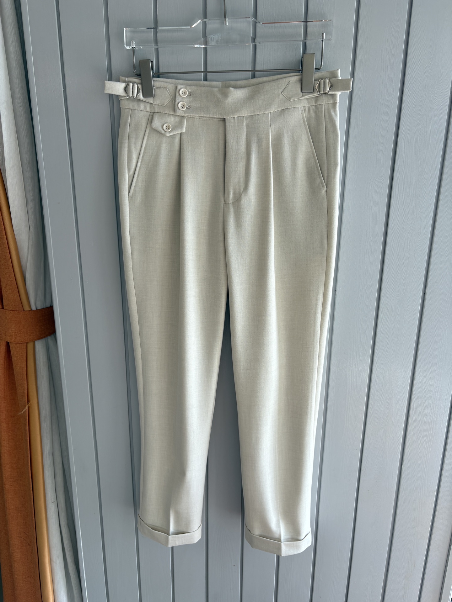 面料老钱味十足双褶设计那不勒斯可调节裤腰西裤】厌倦了千篇一律的西裤？这款含羊毛醋酸天丝面料的意式西裤，绝