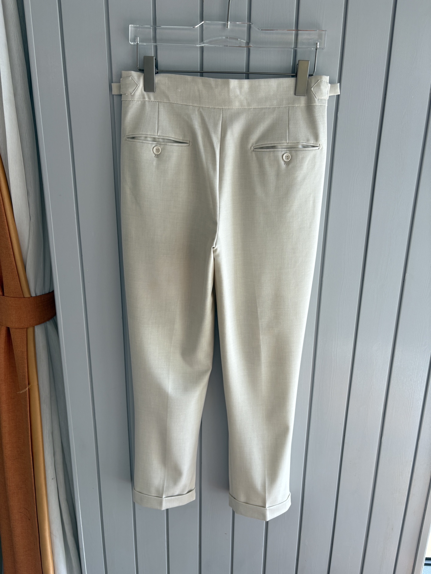 面料老钱味十足双褶设计那不勒斯可调节裤腰西裤】厌倦了千篇一律的西裤？这款含羊毛醋酸天丝面料的意式西裤，绝