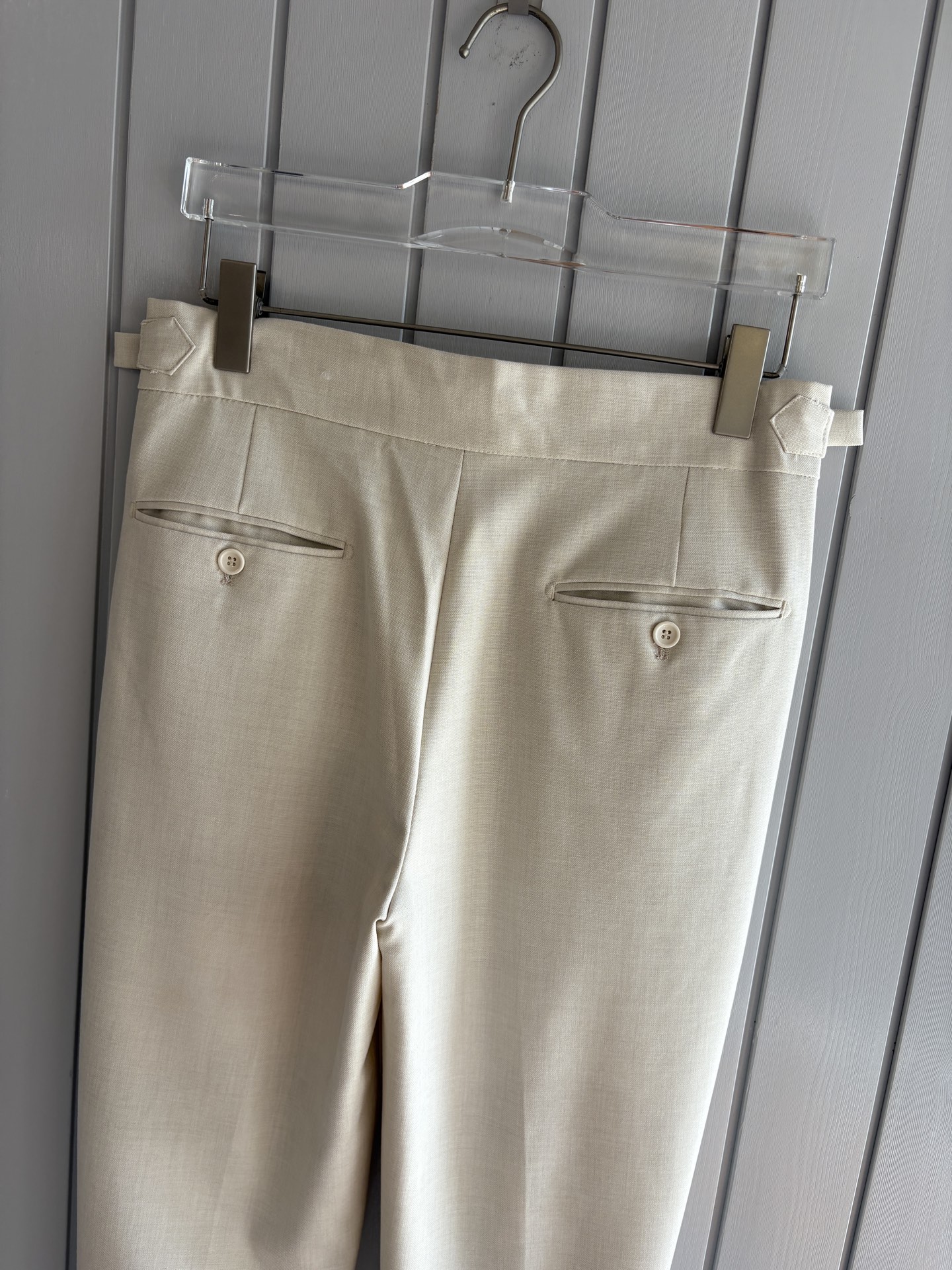 面料老钱味十足双褶设计那不勒斯可调节裤腰西裤】厌倦了千篇一律的西裤？这款含羊毛醋酸天丝面料的意式西裤，绝