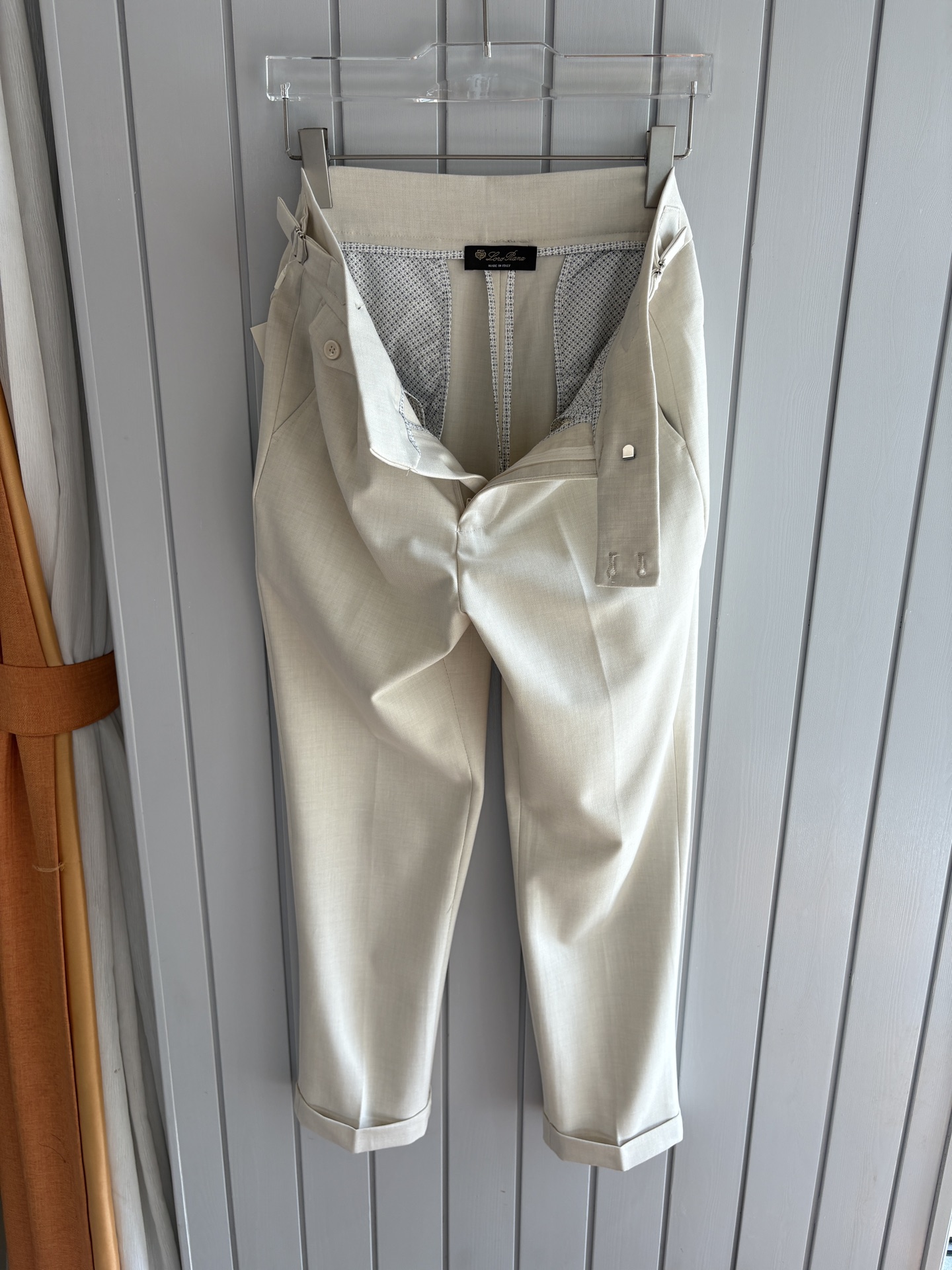 面料老钱味十足双褶设计那不勒斯可调节裤腰西裤】厌倦了千篇一律的西裤？这款含羊毛醋酸天丝面料的意式西裤，绝