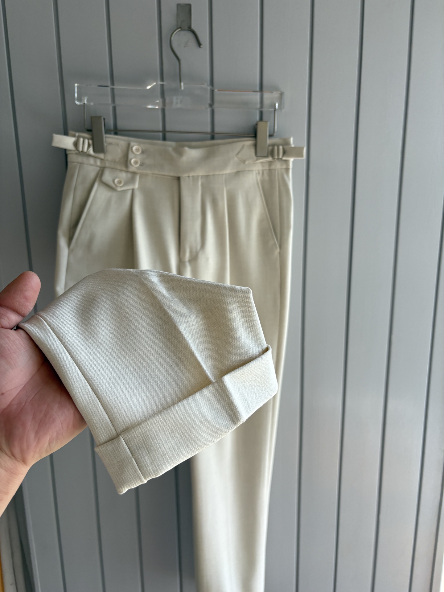 面料老钱味十足双褶设计那不勒斯可调节裤腰西裤】厌倦了千篇一律的西裤？这款含羊毛醋酸天丝面料的意式西裤，绝