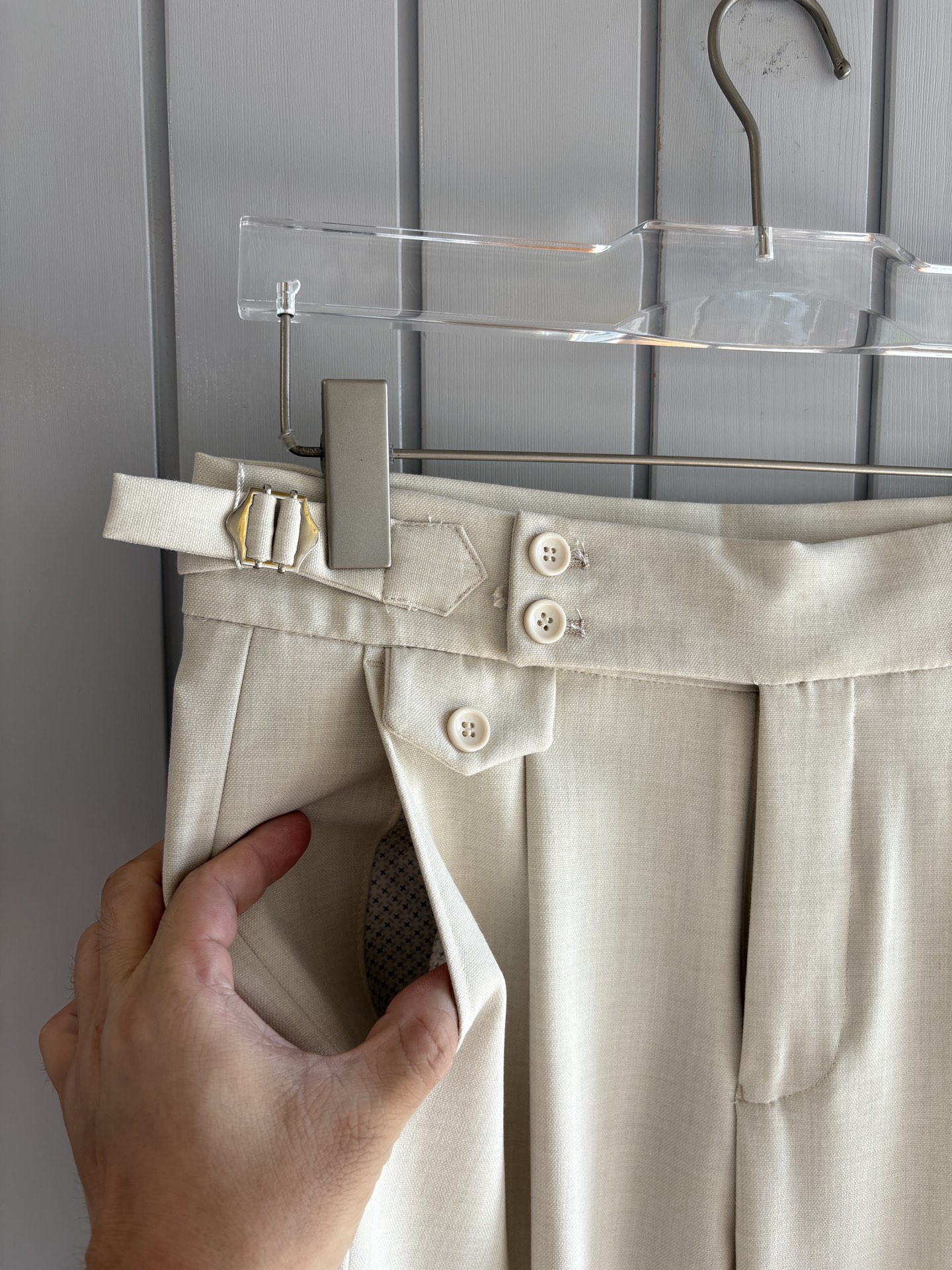 面料老钱味十足双褶设计那不勒斯可调节裤腰西裤】厌倦了千篇一律的西裤？这款含羊毛醋酸天丝面料的意式西裤，绝