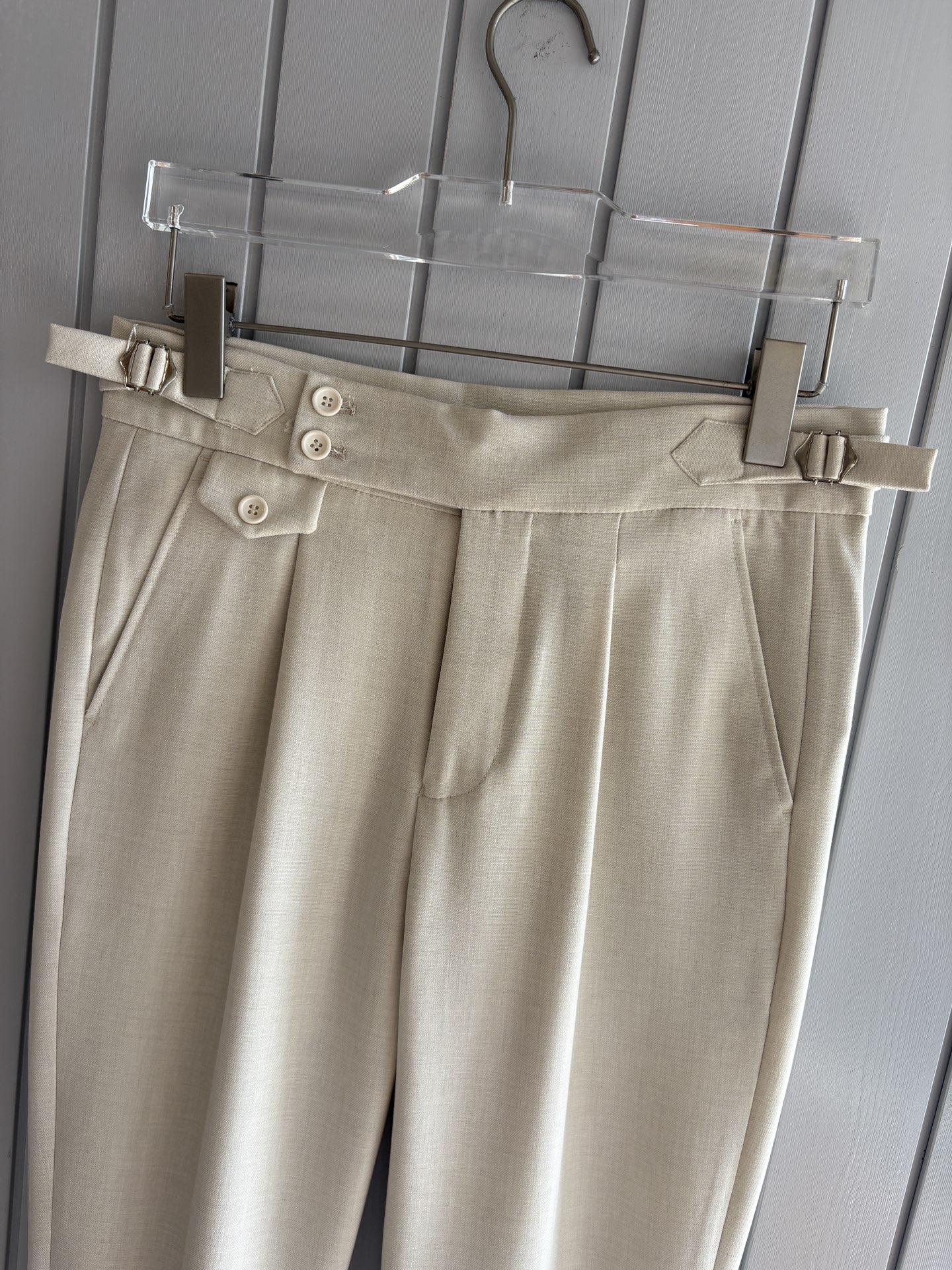 面料老钱味十足双褶设计那不勒斯可调节裤腰西裤】厌倦了千篇一律的西裤？这款含羊毛醋酸天丝面料的意式西裤，绝