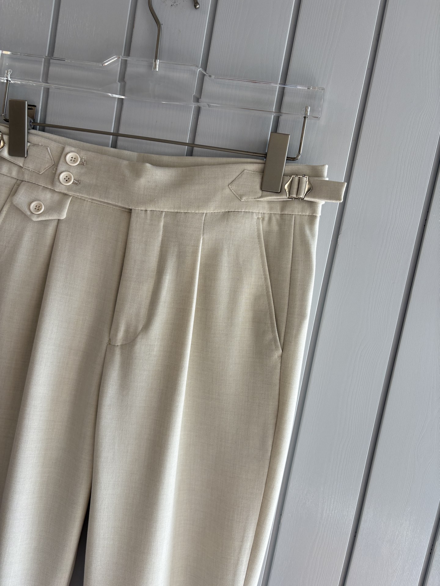 面料老钱味十足双褶设计那不勒斯可调节裤腰西裤】厌倦了千篇一律的西裤？这款含羊毛醋酸天丝面料的意式西裤，绝