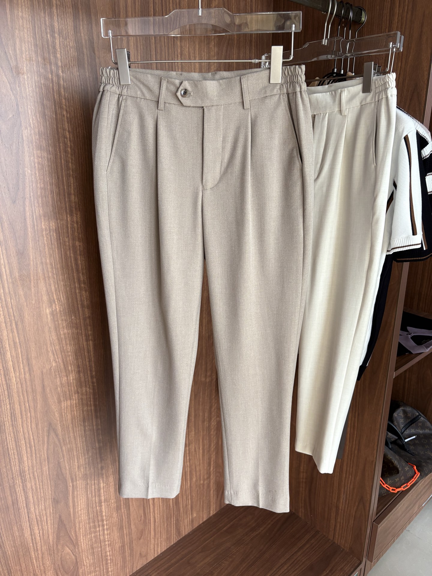 NO:531865,Fabric is old and rich in flavor, double pleated design, Neapolitan adjustable trousers, waist trousers] Tired of the same trousers?  This Italian trousers containing wool tinsel acetate fabric is definitely your new favorite. Luxury products are created and selected for luxury style. Let you be elegant in all seasons; acetate fiber has a natural drape, and it is elegant and comfortable when walking, and it is soft and shiny, showing low-key luxury; tinsel brings dryness and breathability, farewell to the stuffy and sticky. This fabric is not only skin-friendly, but also wrinkle-resistant and wear-resistant. It is worry-free and labor-saving for daily wear, and can last forever even if worn frequently. Looking at the design, the double-pleat design is the finishing touch. It not only adds the layering of the pants, but also cleverly expands the capacity of the pants, allowing you to move freely without any sense of restraint. Whether it is daily commuting, business negotiation, or leisurely weekends, it can be perfectly adapted.  The adjustable waist of Naples is unique. The unique Paris buckle design allows you to no longer worry about the constraints of the belt. You can find the most comfortable wearing state with a gentleman's face. You can easily raise the waistline and visually become long legs, and your elegant temperament is instantly full. The style full of old money is a tribute to classic gentleman's outfits. The simplicity contains the persistent pursuit of quality and details. When you wear it, you don't need to be ostentatious. Every move is full of high-end feeling, demonstrating the mature taste that has been settled over the years. When others are still tangled between the comfort and fashion of the trousers, you have already put on it and welcome every occasion in your life with confidence, and easily become the focus of the crowd. 29-38-35; 37, alexander wang19860909面料老钱味十足双褶设计那不勒斯可调节裤腰西裤】厌倦了千篇一律的西裤？这款含羊毛醋酸天丝面料的意式西裤,绝对是你的新宠.奢品缔造,甄选意奢风范. 让你在四季也能风度翩翩；醋酸纤维自带天然垂坠感,走起路来潇洒自在,而且光泽柔和,尽显低调奢华；天丝则带来了干爽透气,告别闷热黏腻.这种面料不仅亲肤,还抗皱耐磨,日常穿着省心省力,即便频繁穿着也能长久如新. 再看设计,双褶设计堪称点睛之笔.它既增添了裤子的层次感,又巧妙地扩充了裤身容量,让你活动自如,丝毫没有束缚感,不管是日常通勤、商务洽谈,还是悠闲的周末时光,都能完美适配. 那不勒斯可调节裤腰更是别具一格.独特的巴黎扣设计,让你无需再为腰带的束缚而烦恼,轻轻一调,就能找到最舒适的穿着状态,还能轻松拉高腰线,视觉上秒变大长腿,优雅气质瞬间拉满. 老钱味十足的风格,是对经典绅士着装的致敬,简约中蕴含着对品质与细节的执着追求,穿上它,无需张扬,举手投足间尽是高级感,彰显出历经岁月沉淀的成熟品味. 当别人还在西裤的舒适与时尚间纠结时,你已经穿上它,自信迎接生活中的每一个场合,轻松成为人群焦点.29-38没35；37,,alexander wang,Men's clothing