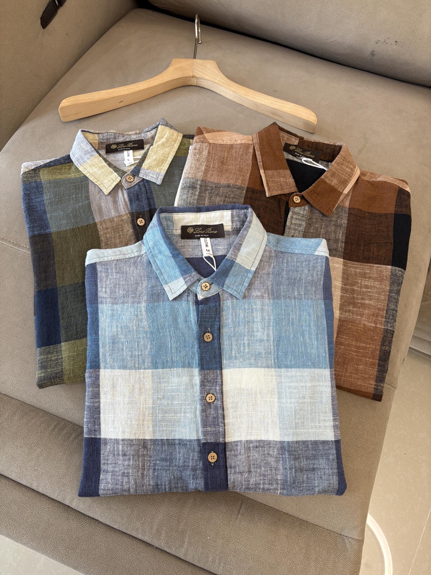 NO:510749,The ceiling of L men's long-sleeved men's clothing industry, this lapel thread shirt is precise to the delicate craftsmanship of each needle, completely different from ordinary fabric cutting. The lines are smooth, the style is crisp, perfectly modifying the body, and the classic lapel design is simple but not atmospheric. The texture is silky, close to the body, skin-friendly and breathable!  Whether it is daily going out or business leisure, you can easily control it, demonstrating the elegant temperament of a man!  Code number M-3XL (48-56), T-shirt, alexander wang19860909L男士长袖男装界的天花板,这款翻领麻料衫短袖精准到每一针的细腻工艺,完全区别于普通面料裁剪.线条流畅,版型挺括,完美修饰身形,经典翻领设计,简约而不失大气.质感丝滑,贴身亲肤透气！无论是日常出街还是商务休闲,都能轻松驾驭,彰显男士优雅气质！ 码数M-3XL（48-56）,,T-shirt,alexander wang,Men's clothing