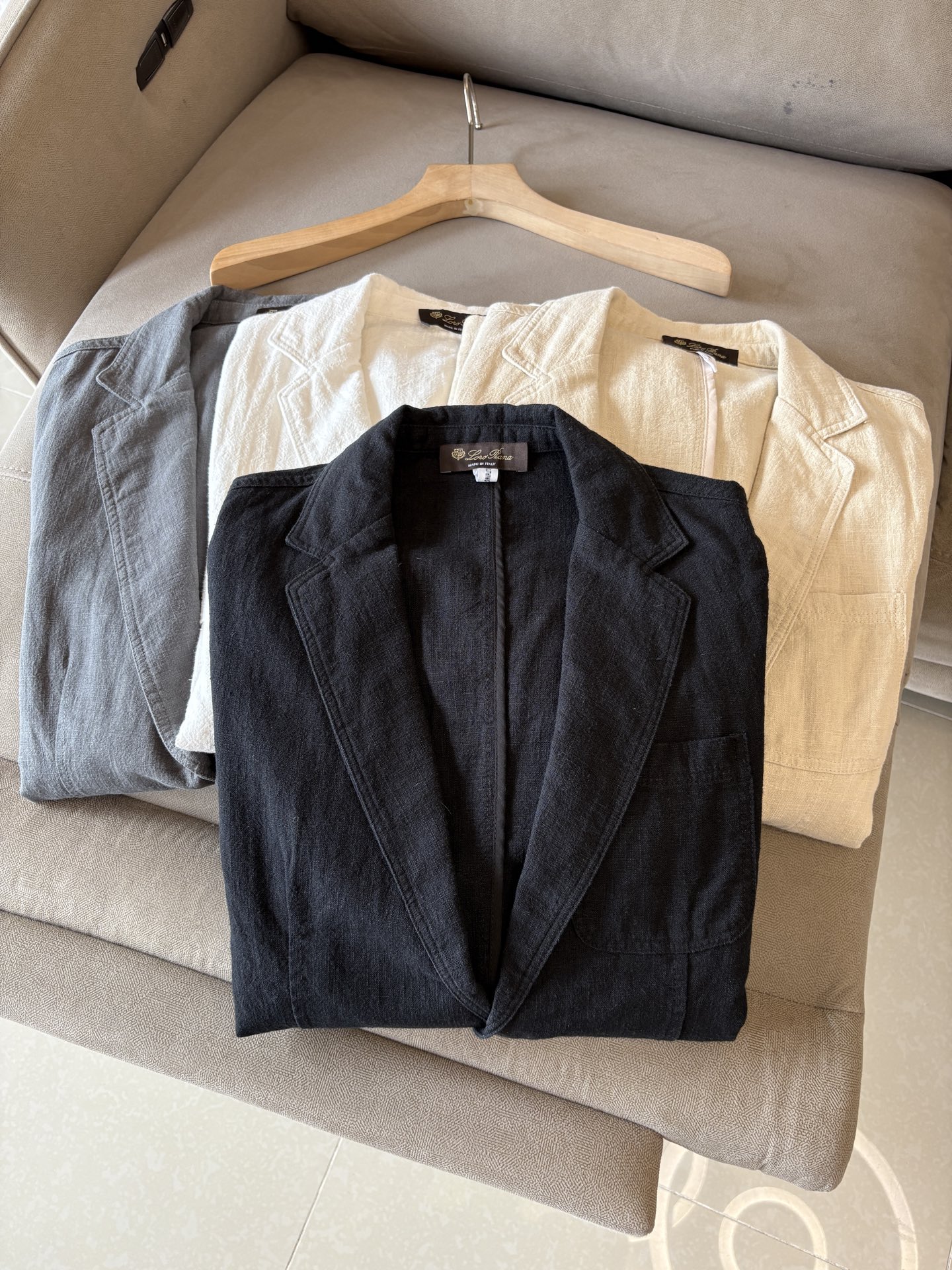 NO:511735,The top luxury imported linen fabric is the old-fashioned style, the two-pin buckle slant linen, the top luxury choice is the top luxury! Solbiati linen suit, interpreting the charm of retro gentlemen. When the legend of century-old fabric encounters classic tailoring, a suit that can interpret the excellent taste and style of men came into being. This flat-lucked two-pin slant linen suit made of imported fabric of 'Mark King' Solbiati is a masterpiece of interweaving elegance and retro, and will start a journey of exquisite outfits for you.  The use of imported linen fabrics shows the top texture. It is known as the 'King of Ma' and has a long history of more than a hundred years. Its strict control of linen raw materials and exquisite textile craftsmanship give the fabric an unparalleled quality. The 30-piece fineness makes the fabric delicate and tough. The 138 grams weight is moderate, which not only ensures a crisp and stylish dressing effect, but also has good breathability and comfort. The natural texture and color of linen demonstrates a unique natural beauty. Every time it is worn, it seems to be intimate contact with nature. In the hot summer, it can quickly take away the heat on the body surface and keep it refreshing; in other seasons, its warmth can bring just the right warmth, truly achieving a dressing experience that is suitable for all seasons.  Retro old Qian style elements are unique. The retro old Qian style design is inspired by classics and incorporates the understanding of modern fashion, making the suit exude a time-honored charm. The flat collar design is simple and elegant, classic and versatile, and can cleverly modify the face and neck lines, showing the ability and confidence of a man. The two-bar design not only conforms to the specifications of traditional suits, but also adds a bit of neatness. When worn, you can open and close freely according to the occasion to create different styles. The details of the oblique lining not only enhances the three-dimensionality and support of the suit, making the overall shape more crisp, but also effectively prevents the suit from deforming and extends the service life. M-4XL, loro piano, business suit, alexander wang19860909LP麻王”之称顶奢进口亚麻面料复古老钱风款式平驳领两粒扣斜插衬单西顶奢之选！Solbiati亚麻西装,演绎复古绅士魅力 当百年面料传奇邂逅经典剪裁,一款能诠释男士卓越品味与格调的西装应运而生.这款以“麻王”Solbiati进口面料打造的平驳领两粒扣斜插衬单西装,是优雅与复古交织的杰作,将为你开启一段精致的穿搭之旅. 选用进口亚麻面料,尽显顶级质感.素有“麻王”之称,拥有超过百年的悠久历史.其对亚麻原料的严格把控与精湛的纺织工艺,赋予了面料无与伦比的品质.30支的精细度,让面料质感细腻且富有韧性,138克的克重适中,既保证了挺括有型的穿着效果,又具备良好的透气性和舒适性.亚麻天然的纹理与色泽,彰显着独特的自然美感,每一次穿着都仿佛是与大自然的亲密接触.在炎炎夏日,它能迅速带走体表热量,保持清爽；而在其他季节,其保暖性又能带来恰到好处的温暖,真正实现四季皆宜的穿搭体验. 复古老钱风元素,别具韵味.复古的老钱风设计灵感源自经典,又融入了现代时尚的理解,让西装散发着历久弥新的魅力.平驳领设计简洁大方,经典且百搭,能够巧妙修饰脸型与颈部线条,展现出男士的干练与自信.两粒扣的设计既符合传统西装的规范,又增添了几分利落感,穿着时可根据场合自由开合,塑造出不同的风格.斜插衬的细节处理,不仅增强了西装的立体感和支撑性,使整体造型更加挺括,还能有效防止西装变形,延长使用寿命. 码数M-4XL,,loro piana,business suit,alexander wang,Men's clothing