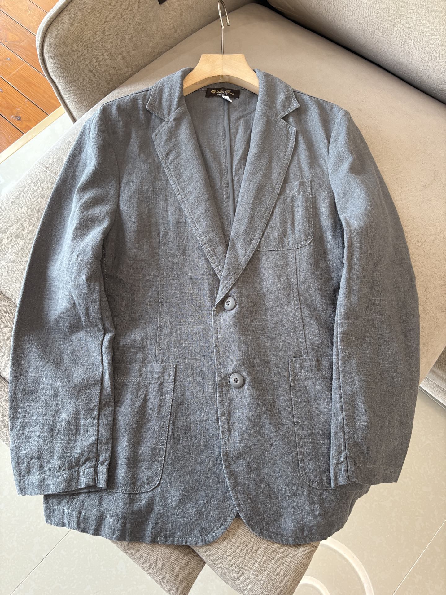 NO:512650,The top luxury imported linen fabric is the old-fashioned style, the two-pin buckle slant linen, the top luxury choice is the top luxury! Solbiati linen suit, interpreting the charm of retro gentlemen. When the legend of century-old fabric encounters classic tailoring, a suit that can interpret the excellent taste and style of men came into being. This flat-lucked two-pin slant linen suit made of imported fabric of 'Mark King' Solbiati is a masterpiece of interweaving elegance and retro, and will start a journey of exquisite outfits for you.  The use of imported linen fabrics shows the top texture. It is known as the 'King of Ma' and has a long history of more than a hundred years. Its strict control of linen raw materials and exquisite textile craftsmanship give the fabric an unparalleled quality. The 30-piece fineness makes the fabric delicate and tough. The 138 grams weight is moderate, which not only ensures a crisp and stylish dressing effect, but also has good breathability and comfort. The natural texture and color of linen demonstrates a unique natural beauty. Every time it is worn, it seems to be intimate contact with nature. In the hot summer, it can quickly take away the heat on the body surface and keep it refreshing; in other seasons, its warmth can bring just the right warmth, truly achieving a dressing experience that is suitable for all seasons.  Retro old Qian style elements are unique. The retro old Qian style design is inspired by classics and incorporates the understanding of modern fashion, making the suit exude a time-honored charm. The flat collar design is simple and elegant, classic and versatile, and can cleverly modify the face and neck lines, showing the ability and confidence of a man. The two-bar design not only conforms to the specifications of traditional suits, but also adds a bit of neatness. When worn, you can open and close freely according to the occasion to create different styles. The details of the oblique lining not only enhances the three-dimensionality and support of the suit, making the overall shape more crisp, but also effectively prevents the suit from deforming and extends the service life. M-4XL, loro piano, business suit, alexander wang19860909LP麻王”之称顶奢进口亚麻面料复古老钱风款式平驳领两粒扣斜插衬单西顶奢之选！Solbiati亚麻西装,演绎复古绅士魅力 当百年面料传奇邂逅经典剪裁,一款能诠释男士卓越品味与格调的西装应运而生.这款以“麻王”Solbiati进口面料打造的平驳领两粒扣斜插衬单西装,是优雅与复古交织的杰作,将为你开启一段精致的穿搭之旅. 选用进口亚麻面料,尽显顶级质感.素有“麻王”之称,拥有超过百年的悠久历史.其对亚麻原料的严格把控与精湛的纺织工艺,赋予了面料无与伦比的品质.30支的精细度,让面料质感细腻且富有韧性,138克的克重适中,既保证了挺括有型的穿着效果,又具备良好的透气性和舒适性.亚麻天然的纹理与色泽,彰显着独特的自然美感,每一次穿着都仿佛是与大自然的亲密接触.在炎炎夏日,它能迅速带走体表热量,保持清爽；而在其他季节,其保暖性又能带来恰到好处的温暖,真正实现四季皆宜的穿搭体验. 复古老钱风元素,别具韵味.复古的老钱风设计灵感源自经典,又融入了现代时尚的理解,让西装散发着历久弥新的魅力.平驳领设计简洁大方,经典且百搭,能够巧妙修饰脸型与颈部线条,展现出男士的干练与自信.两粒扣的设计既符合传统西装的规范,又增添了几分利落感,穿着时可根据场合自由开合,塑造出不同的风格.斜插衬的细节处理,不仅增强了西装的立体感和支撑性,使整体造型更加挺括,还能有效防止西装变形,延长使用寿命. 码数M-4XL,,loro piana,business suit,alexander wang,Men's clothing