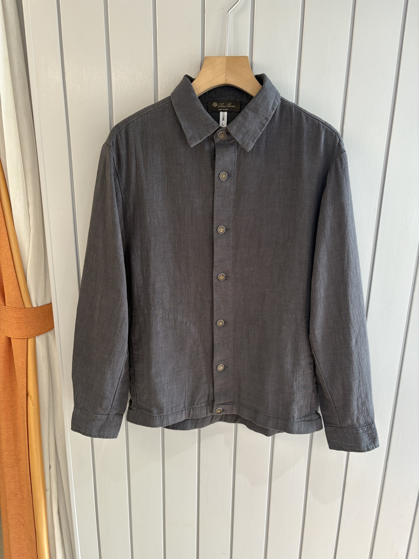 NO:526443,The top luxury imported linen fabric is the old-fashioned style, the two-pin buckle slant linen, the top luxury choice is the top luxury choice! Solbiati linen jacket interprets the charm of retro gentlemen. When the legend of century-old fabric encounters classic tailoring, a suit that can interpret the excellent taste and style of men came into being. This flat-lucked two-pin slant linen suit made of imported fabric of 'Mark' Solbiati is a masterpiece of interweaving elegance and retro, and will start a journey of exquisite outfits for you.  The use of imported linen fabrics shows the top texture. It is known as the 'King of Ma' and has a long history of more than a hundred years. Its strict control of linen raw materials and exquisite textile craftsmanship give the fabric an unparalleled quality. The 30-piece fineness makes the fabric delicate and tough. The 138 grams weight is moderate, which not only ensures a crisp and stylish dressing effect, but also has good breathability and comfort. The natural texture and color of linen demonstrates a unique natural beauty. Every time it is worn, it seems to be intimate contact with nature. In the hot summer, it can quickly take away the heat on the body surface and keep it refreshing; in other seasons, its warmth can bring just the right warmth, truly achieving a dressing experience that is suitable for all seasons.  Retro old Qian style elements are unique. The retro old Qian style design is inspired by classics and incorporates the understanding of modern fashion, making the suit exude a time-honored charm. The flat collar design is simple and elegant, classic and versatile, and can cleverly modify the face and neck lines, showing the ability and confidence of men. The two-bar design not only conforms to the specifications of traditional suits, but also adds a bit of neatness. When worn, you can open and close freely according to the occasion to create different styles. The details of the oblique lining not only enhances the three-dimensionality and support of the suit, making the overall shape more crisp, but also effectively prevents the suit from deforming and extends the service life. M-4XL, loro piano, jackets & coats, business suit, alexander wang19860909LP麻王”之称顶奢进口亚麻面料复古老钱风款式平驳领两粒扣斜插衬单西顶奢之选！Solbiati亚麻夹克演绎复古绅士魅力 当百年面料传奇邂逅经典剪裁,一款能诠释男士卓越品味与格调的西装应运而生.这款以“麻王”Solbiati进口面料打造的平驳领两粒扣斜插衬单西装,是优雅与复古交织的杰作,将为你开启一段精致的穿搭之旅. 选用进口亚麻面料,尽显顶级质感.素有“麻王”之称,拥有超过百年的悠久历史.其对亚麻原料的严格把控与精湛的纺织工艺,赋予了面料无与伦比的品质.30支的精细度,让面料质感细腻且富有韧性,138克的克重适中,既保证了挺括有型的穿着效果,又具备良好的透气性和舒适性.亚麻天然的纹理与色泽,彰显着独特的自然美感,每一次穿着都仿佛是与大自然的亲密接触.在炎炎夏日,它能迅速带走体表热量,保持清爽；而在其他季节,其保暖性又能带来恰到好处的温暖,真正实现四季皆宜的穿搭体验. 复古老钱风元素,别具韵味.复古的老钱风设计灵感源自经典,又融入了现代时尚的理解,让西装散发着历久弥新的魅力.平驳领设计简洁大方,经典且百搭,能够巧妙修饰脸型与颈部线条,展现出男士的干练与自信.两粒扣的设计既符合传统西装的规范,又增添了几分利落感,穿着时可根据场合自由开合,塑造出不同的风格.斜插衬的细节处理,不仅增强了西装的立体感和支撑性,使整体造型更加挺括,还能有效防止西装变形,延长使用寿命. 码数M-4XL,,loro piana,jackets & coats,business suit,alexander wang,Men's clothing