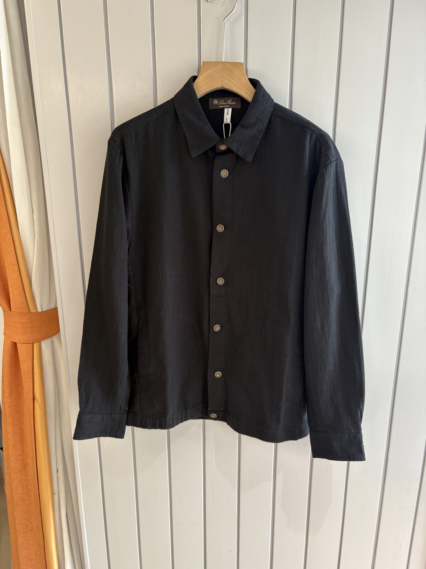 NO:512654,The top luxury imported linen fabric is the old-fashioned style, the two-pin buckle slant linen, the top luxury choice is the top luxury choice! Solbiati linen jacket interprets the charm of retro gentlemen. When the legend of century-old fabric encounters classic tailoring, a suit that can interpret the excellent taste and style of men came into being. This flat-lucked two-pin slant linen suit made of imported fabric of 'Mark' Solbiati is a masterpiece of interweaving elegance and retro, and will start a journey of exquisite outfits for you.  The use of imported linen fabrics shows the top texture. It is known as the 'King of Ma' and has a long history of more than a hundred years. Its strict control of linen raw materials and exquisite textile craftsmanship give the fabric an unparalleled quality. The 30-piece fineness makes the fabric delicate and tough, and the weight of the gram is moderate, which not only ensures a crisp and stylish dressing effect, but also has good breathability and comfort. The natural texture and color of linen demonstrates a unique natural beauty. Every time it is worn, it seems to be intimate contact with nature. In the hot summer, it can quickly take away the heat on the body surface and keep it refreshing; in other seasons, its warmth can bring just the right warmth, truly achieving a dressing experience that is suitable for all seasons.  Retro old Qian style elements are unique. The retro old Qian style design is inspired by classics and incorporates the understanding of modern fashion, making the suit exude a time-honored charm. The flat collar design is simple and elegant, classic and versatile, and can cleverly modify the face and neck lines, showing the ability and confidence of men. The two-bar design not only conforms to the specifications of traditional suits, but also adds a bit of neatness. When worn, you can open and close freely according to the occasion to create different styles. The details of the oblique lining not only enhances the three-dimensionality and support of the suit, making the overall shape more crisp, but also effectively prevents the suit from deforming and extends the service life. M-4XL, loro piano, jackets & coats, business suit, alexander wang19860909LP麻王”之称顶奢进口亚麻面料复古老钱风款式平驳领两粒扣斜插衬单西顶奢之选！Solbiati亚麻夹克演绎复古绅士魅力 当百年面料传奇邂逅经典剪裁,一款能诠释男士卓越品味与格调的西装应运而生.这款以“麻王”Solbiati进口面料打造的平驳领两粒扣斜插衬单西装,是优雅与复古交织的杰作,将为你开启一段精致的穿搭之旅. 选用进口亚麻面料,尽显顶级质感.素有“麻王”之称,拥有超过百年的悠久历史.其对亚麻原料的严格把控与精湛的纺织工艺,赋予了面料无与伦比的品质.30支的精细度,让面料质感细腻且富有韧性,克的克重适中,既保证了挺括有型的穿着效果,又具备良好的透气性和舒适性.亚麻天然的纹理与色泽,彰显着独特的自然美感,每一次穿着都仿佛是与大自然的亲密接触.在炎炎夏日,它能迅速带走体表热量,保持清爽；而在其他季节,其保暖性又能带来恰到好处的温暖,真正实现四季皆宜的穿搭体验. 复古老钱风元素,别具韵味.复古的老钱风设计灵感源自经典,又融入了现代时尚的理解,让西装散发着历久弥新的魅力.平驳领设计简洁大方,经典且百搭,能够巧妙修饰脸型与颈部线条,展现出男士的干练与自信.两粒扣的设计既符合传统西装的规范,又增添了几分利落感,穿着时可根据场合自由开合,塑造出不同的风格.斜插衬的细节处理,不仅增强了西装的立体感和支撑性,使整体造型更加挺括,还能有效防止西装变形,延长使用寿命. 码数M-4XL,,loro piana,jackets & coats,business suit,alexander wang,Men's clothing