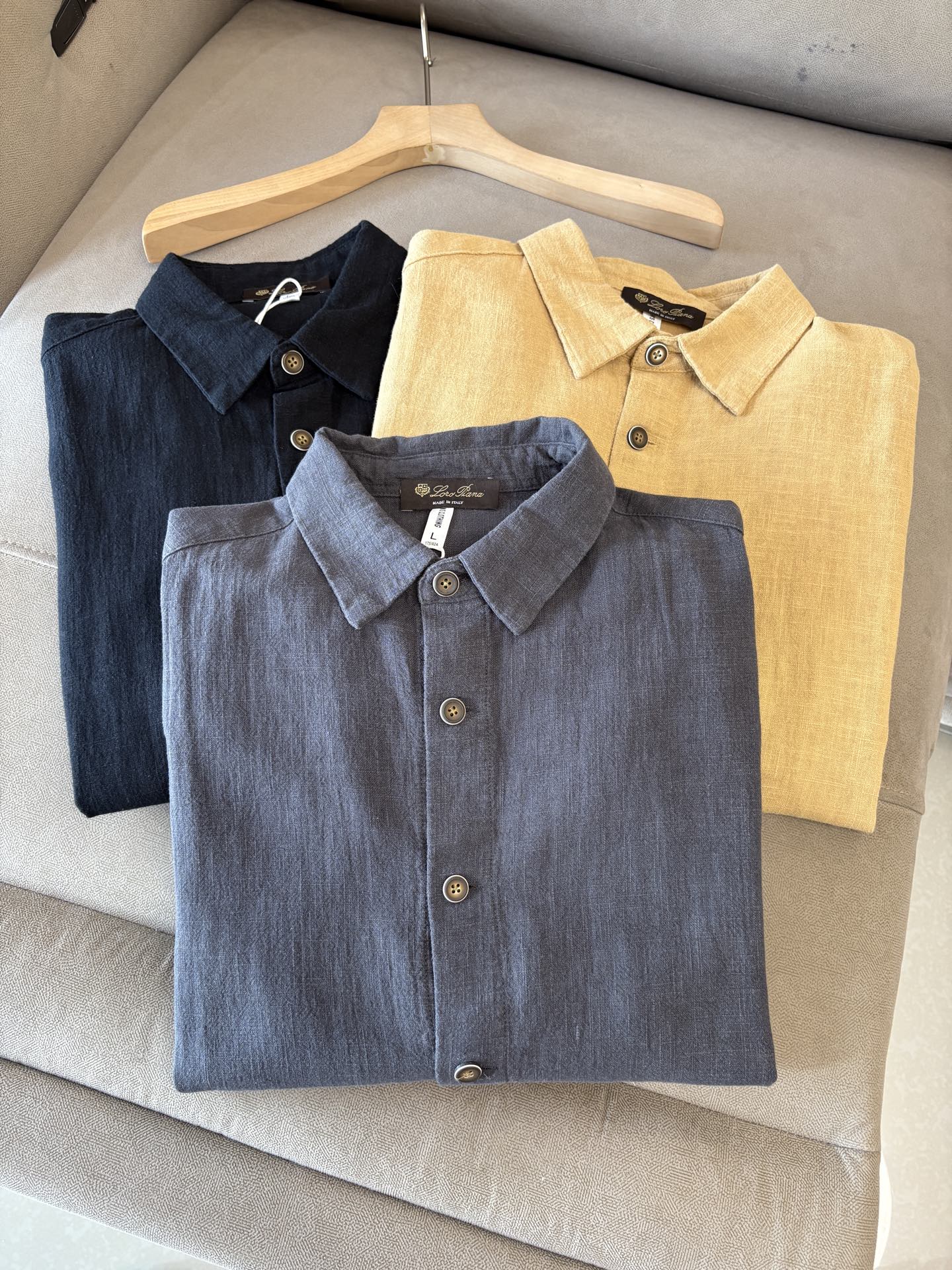 NO:511734,The top luxury imported linen fabric is the old-fashioned style, the two-pin buckle slant linen, the top luxury choice is the top luxury choice! Solbiati linen jacket interprets the charm of retro gentlemen. When the legend of century-old fabric encounters classic tailoring, a suit that can interpret the excellent taste and style of men came into being. This flat-lucked two-pin slant linen suit made of imported fabric of 'Mark' Solbiati is a masterpiece of interweaving elegance and retro, and will start a journey of exquisite outfits for you.  The use of imported linen fabrics shows the top texture. It is known as the 'King of Ma' and has a long history of more than a hundred years. Its strict control of linen raw materials and exquisite textile craftsmanship give the fabric an unparalleled quality. The 30-piece fineness makes the fabric delicate and tough, and the weight of the gram is moderate, which not only ensures a crisp and stylish dressing effect, but also has good breathability and comfort. The natural texture and color of linen demonstrates a unique natural beauty. Every time it is worn, it seems to be intimate contact with nature. In the hot summer, it can quickly take away the heat on the body surface and keep it refreshing; in other seasons, its warmth can bring just the right warmth, truly achieving a dressing experience that is suitable for all seasons.  Retro old Qian style elements are unique. The retro old Qian style design is inspired by classics and incorporates the understanding of modern fashion, making the suit exude a time-honored charm. The flat collar design is simple and elegant, classic and versatile, and can cleverly modify the face and neck lines, showing the ability and confidence of men. The two-bar design not only conforms to the specifications of traditional suits, but also adds a bit of neatness. When worn, you can open and close freely according to the occasion to create different styles. The details of the oblique lining not only enhances the three-dimensionality and support of the suit, making the overall shape more crisp, but also effectively prevents the suit from deforming and extends the service life. M-4XL, loro piano, jackets & coats, business suit, alexander wang19860909LP麻王”之称顶奢进口亚麻面料复古老钱风款式平驳领两粒扣斜插衬单西顶奢之选！Solbiati亚麻夹克演绎复古绅士魅力 当百年面料传奇邂逅经典剪裁,一款能诠释男士卓越品味与格调的西装应运而生.这款以“麻王”Solbiati进口面料打造的平驳领两粒扣斜插衬单西装,是优雅与复古交织的杰作,将为你开启一段精致的穿搭之旅. 选用进口亚麻面料,尽显顶级质感.素有“麻王”之称,拥有超过百年的悠久历史.其对亚麻原料的严格把控与精湛的纺织工艺,赋予了面料无与伦比的品质.30支的精细度,让面料质感细腻且富有韧性,克的克重适中,既保证了挺括有型的穿着效果,又具备良好的透气性和舒适性.亚麻天然的纹理与色泽,彰显着独特的自然美感,每一次穿着都仿佛是与大自然的亲密接触.在炎炎夏日,它能迅速带走体表热量,保持清爽；而在其他季节,其保暖性又能带来恰到好处的温暖,真正实现四季皆宜的穿搭体验. 复古老钱风元素,别具韵味.复古的老钱风设计灵感源自经典,又融入了现代时尚的理解,让西装散发着历久弥新的魅力.平驳领设计简洁大方,经典且百搭,能够巧妙修饰脸型与颈部线条,展现出男士的干练与自信.两粒扣的设计既符合传统西装的规范,又增添了几分利落感,穿着时可根据场合自由开合,塑造出不同的风格.斜插衬的细节处理,不仅增强了西装的立体感和支撑性,使整体造型更加挺括,还能有效防止西装变形,延长使用寿命. 码数M-4XL,,loro piana,jackets & coats,business suit,alexander wang,Men's clothing