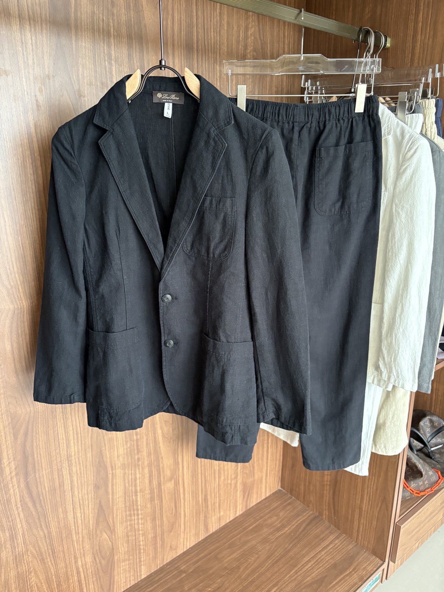 NO:511741,Pants; top LP Ma Wang' is known as the top luxury imported linen fabric retro old money style flat collar two-pin buckle oblique liner single top luxury choice! Solbiati linen jacket interprets the charm of retro gentlemen When the century-old fabric legend encounters classic tailoring, a suit that can interpret men's excellent taste and style came into being. This flat collar two-pin buckle oblique liner single suit made of imported fabric 'Ma Wang' Solbiati is a masterpiece of interweaving elegance and retro, and will start a journey of exquisite outfits for you.  The use of imported linen fabrics shows the top texture. It is known as the 'King of Ma' and has a long history of more than a hundred years. Its strict control of linen raw materials and exquisite textile craftsmanship give the fabric an unparalleled quality. The 30-piece fineness makes the fabric delicate and tough, and the weight of the gram is moderate, which not only ensures a crisp and stylish dressing effect, but also has good breathability and comfort. The natural texture and color of linen demonstrates a unique natural beauty. Every time it is worn, it seems to be intimate contact with nature. In the hot summer, it can quickly take away the heat on the body surface and keep it refreshing; in other seasons, its warmth can bring just the right warmth, truly achieving a dressing experience that is suitable for all seasons.  Retro old Qian style elements are unique. The retro old Qian style design is inspired by classics and incorporates the understanding of modern fashion, making the suit exude a time-honored charm. The flat collar design is simple and elegant, classic and versatile, and can cleverly modify the face and neck lines, showing the ability and confidence of men. The two-bar design not only conforms to the specifications of traditional suits, but also adds a bit of neatness. When worn, you can open and close freely according to the occasion to create different styles. The details of the oblique lining not only enhances the three-dimensionality and support of the suit, making the overall shape more crisp, but also effectively prevents the suit from deforming and extends the service life. M-4XL, loro piano, jackets & coats, business suit, alexander wang19860909裤子；上衣LP麻王”之称顶奢进口亚麻面料复古老钱风款式平驳领两粒扣斜插衬单西顶奢之选！Solbiati亚麻夹克演绎复古绅士魅力 当百年面料传奇邂逅经典剪裁,一款能诠释男士卓越品味与格调的西装应运而生.这款以“麻王”Solbiati进口面料打造的平驳领两粒扣斜插衬单西装,是优雅与复古交织的杰作,将为你开启一段精致的穿搭之旅. 选用进口亚麻面料,尽显顶级质感.素有“麻王”之称,拥有超过百年的悠久历史.其对亚麻原料的严格把控与精湛的纺织工艺,赋予了面料无与伦比的品质.30支的精细度,让面料质感细腻且富有韧性,克的克重适中,既保证了挺括有型的穿着效果,又具备良好的透气性和舒适性.亚麻天然的纹理与色泽,彰显着独特的自然美感,每一次穿着都仿佛是与大自然的亲密接触.在炎炎夏日,它能迅速带走体表热量,保持清爽；而在其他季节,其保暖性又能带来恰到好处的温暖,真正实现四季皆宜的穿搭体验. 复古老钱风元素,别具韵味.复古的老钱风设计灵感源自经典,又融入了现代时尚的理解,让西装散发着历久弥新的魅力.平驳领设计简洁大方,经典且百搭,能够巧妙修饰脸型与颈部线条,展现出男士的干练与自信.两粒扣的设计既符合传统西装的规范,又增添了几分利落感,穿着时可根据场合自由开合,塑造出不同的风格.斜插衬的细节处理,不仅增强了西装的立体感和支撑性,使整体造型更加挺括,还能有效防止西装变形,延长使用寿命. 码数M-4XL,,loro piana,jackets & coats,business suit,alexander wang,Men's clothing