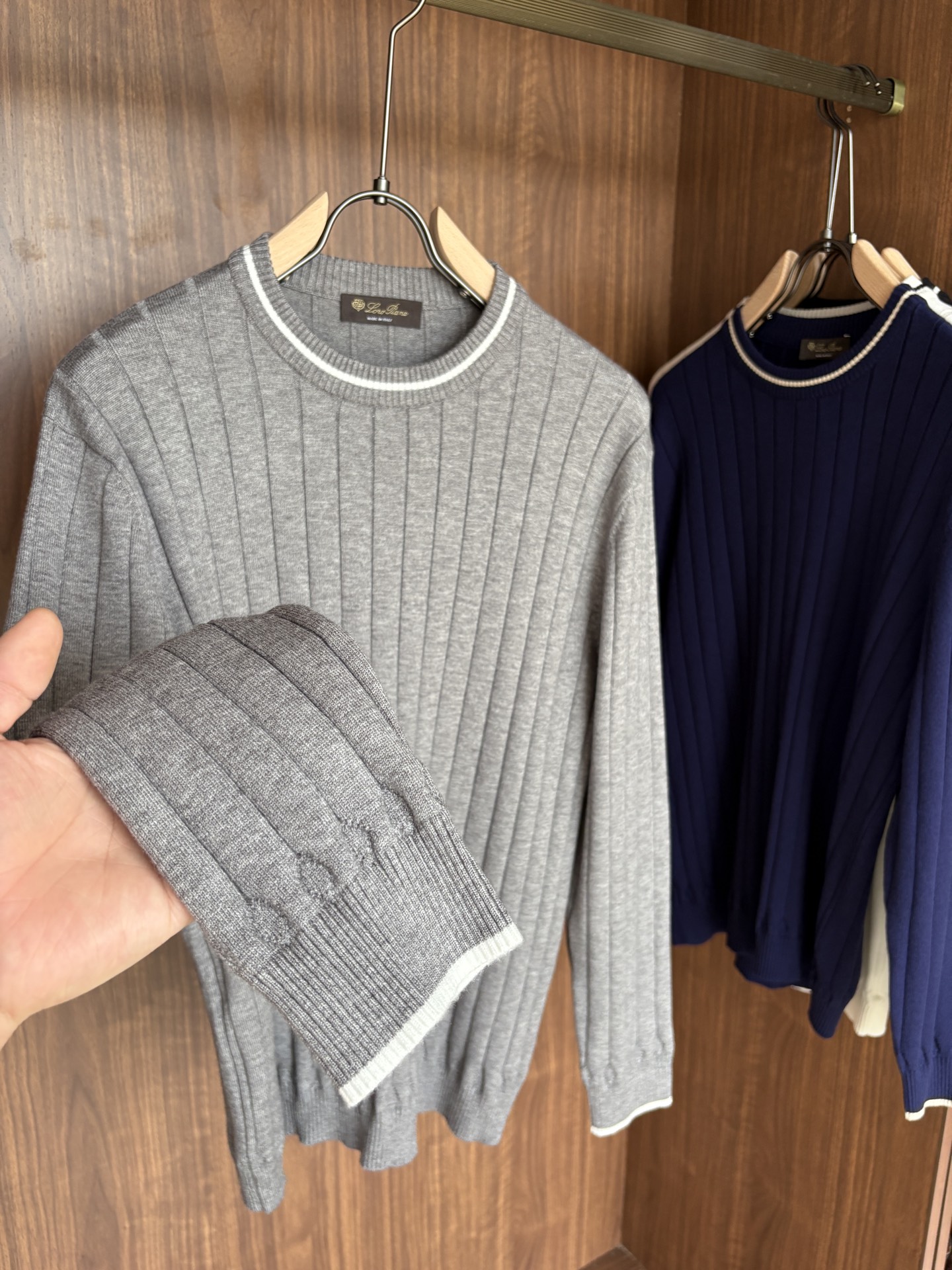 耗时王”菱形提花设计甄选超细优质纱线翻领短袖男士典藏款「耗时王」长袖针织奢雅工艺，触肤即高阶。• 匠心底