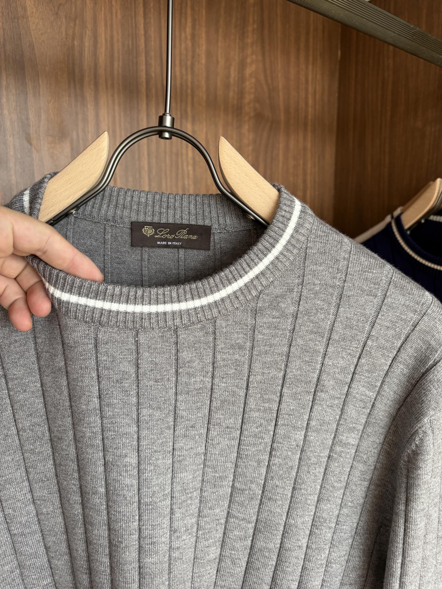 耗时王”菱形提花设计甄选超细优质纱线翻领短袖男士典藏款「耗时王」长袖针织奢雅工艺，触肤即高阶。• 匠心底