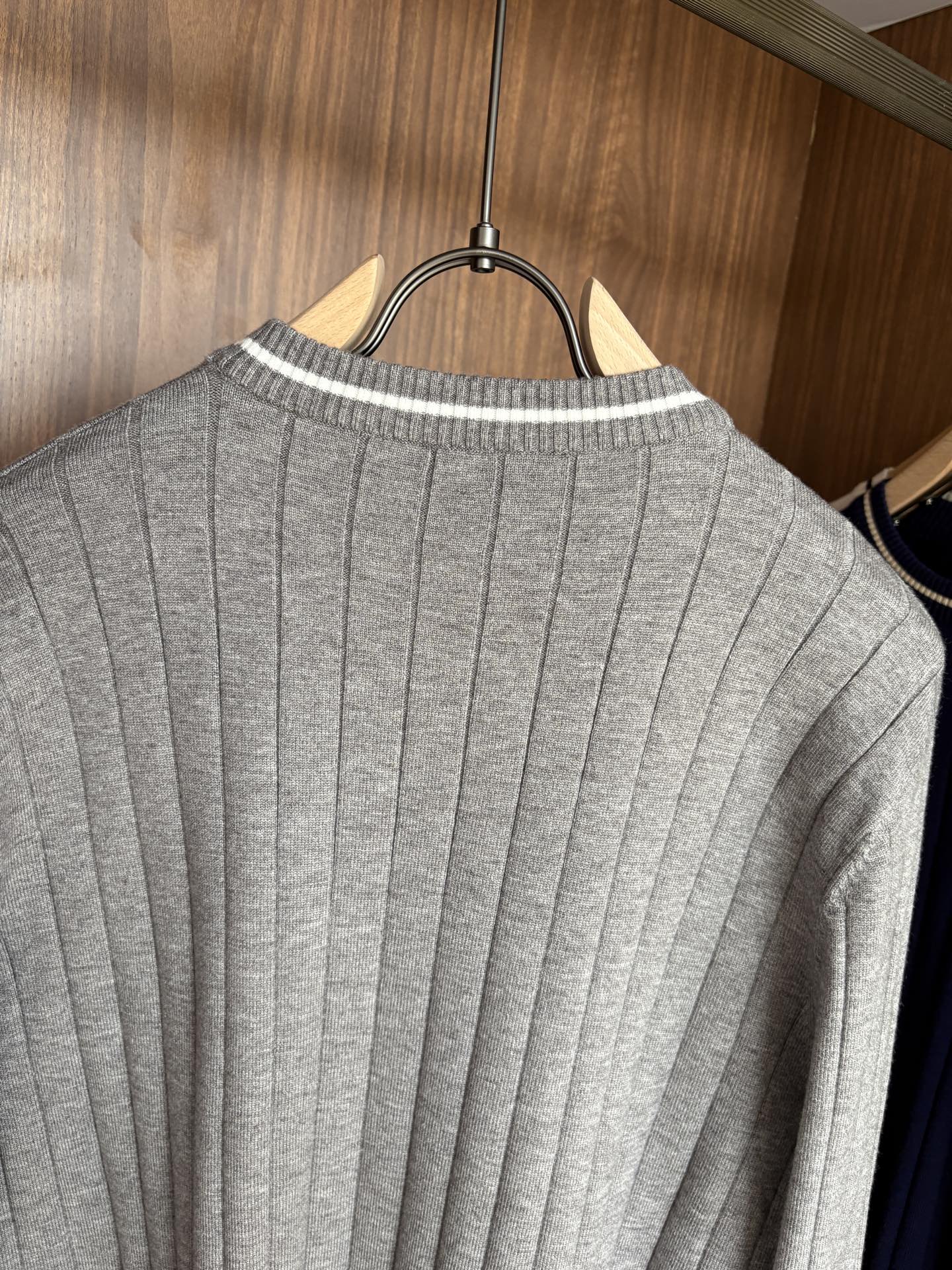 耗时王”菱形提花设计甄选超细优质纱线翻领短袖男士典藏款「耗时王」长袖针织奢雅工艺，触肤即高阶。• 匠心底