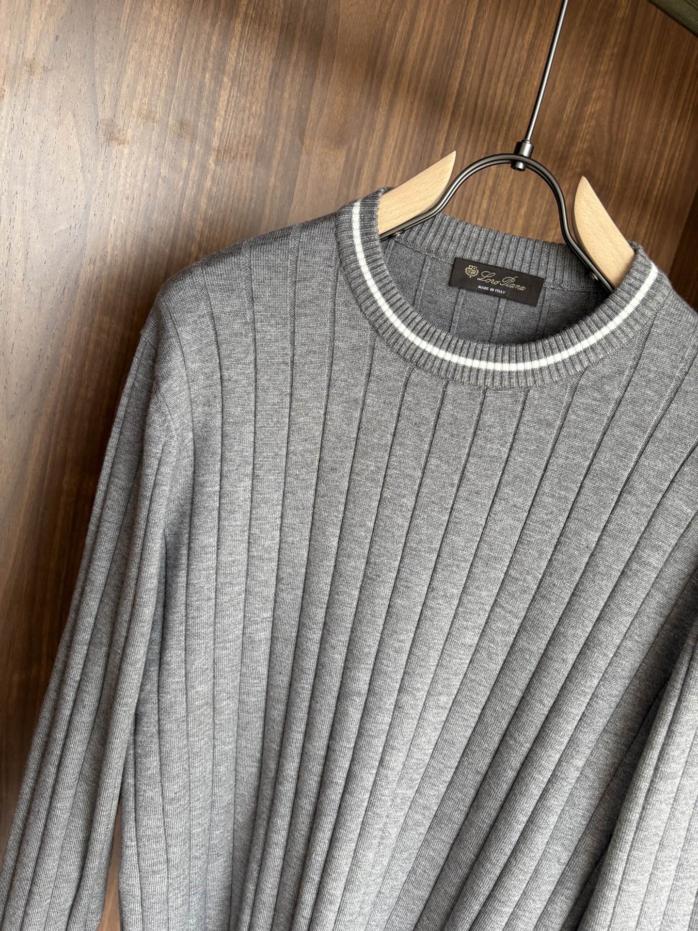 耗时王”菱形提花设计甄选超细优质纱线翻领短袖男士典藏款「耗时王」长袖针织奢雅工艺，触肤即高阶。• 匠心底