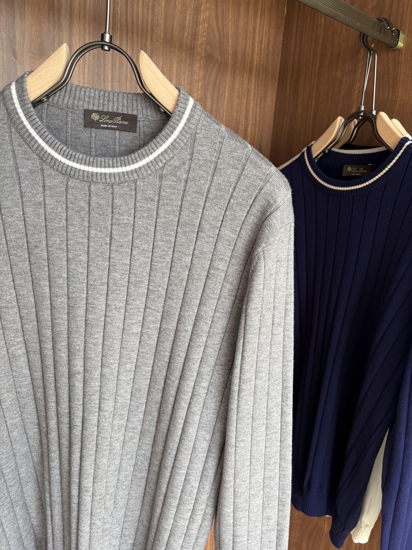 耗时王”菱形提花设计甄选超细优质纱线翻领短袖男士典藏款「耗时王」长袖针织奢雅工艺，触肤即高阶。• 匠心底