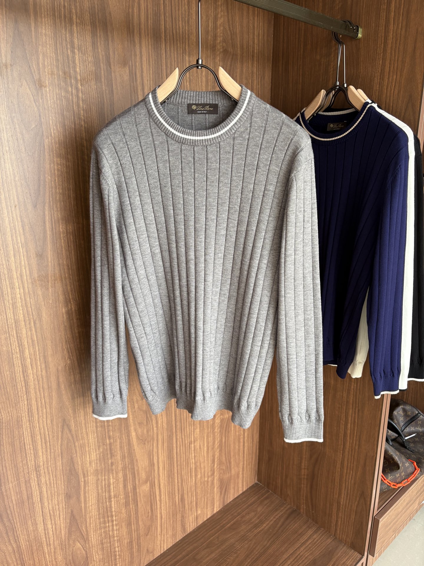 耗时王”菱形提花设计甄选超细优质纱线翻领短袖男士典藏款「耗时王」长袖针织奢雅工艺，触肤即高阶。• 匠心底