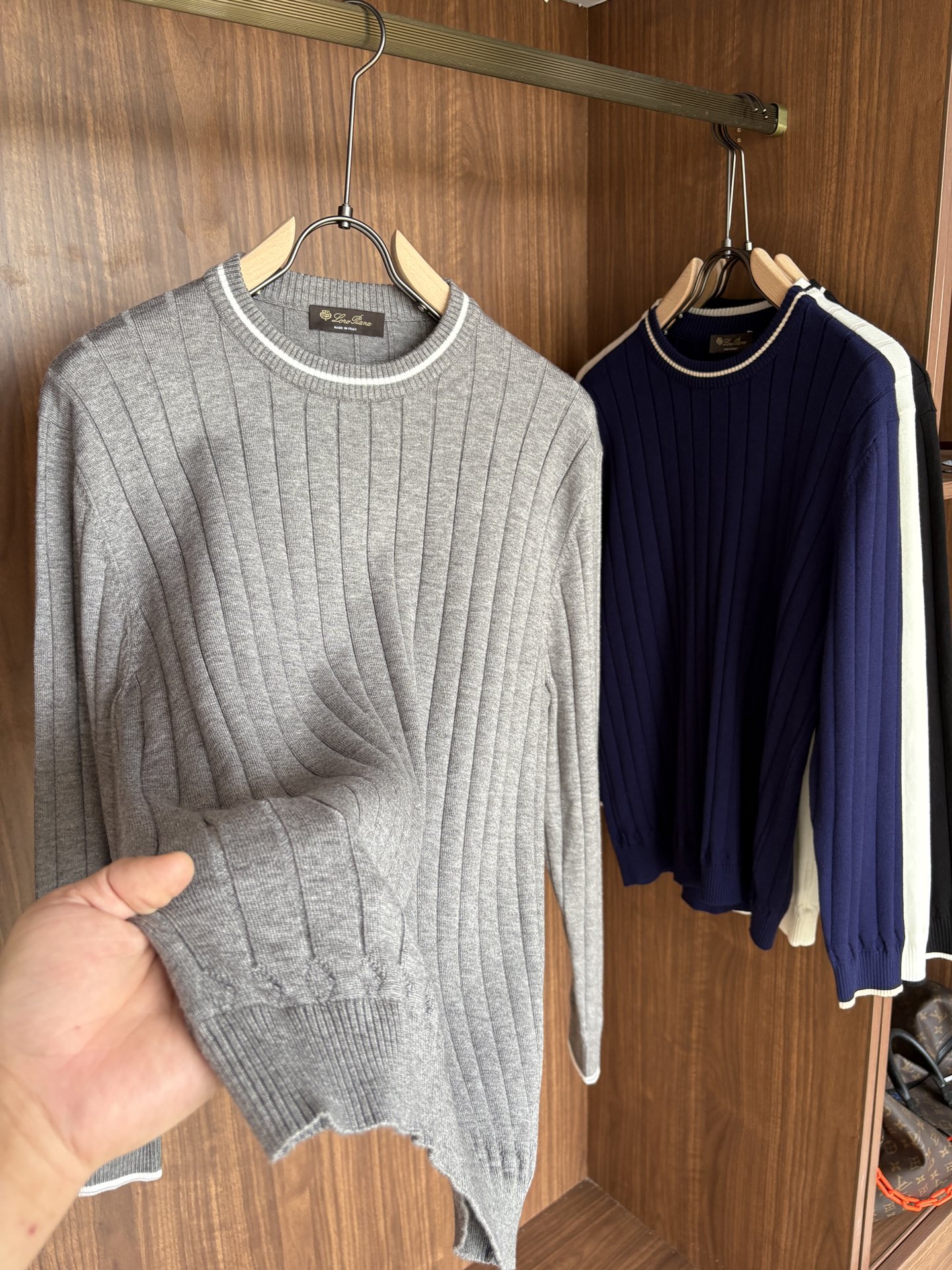 耗时王”菱形提花设计甄选超细优质纱线翻领短袖男士典藏款「耗时王」长袖针织奢雅工艺，触肤即高阶。• 匠心底