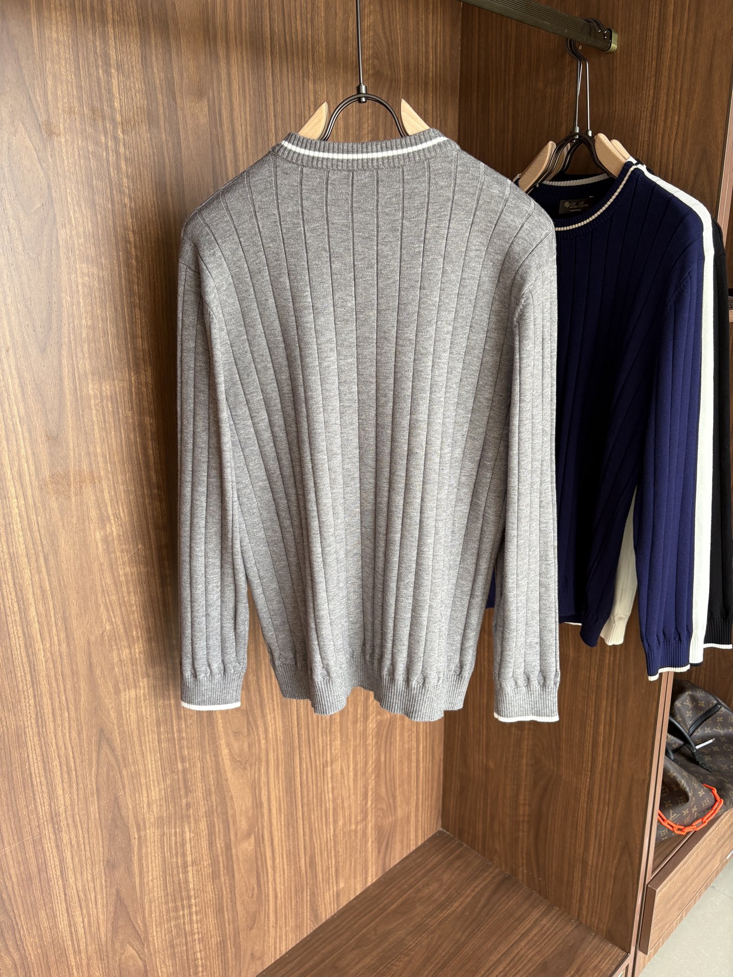 耗时王”菱形提花设计甄选超细优质纱线翻领短袖男士典藏款「耗时王」长袖针织奢雅工艺，触肤即高阶。• 匠心底