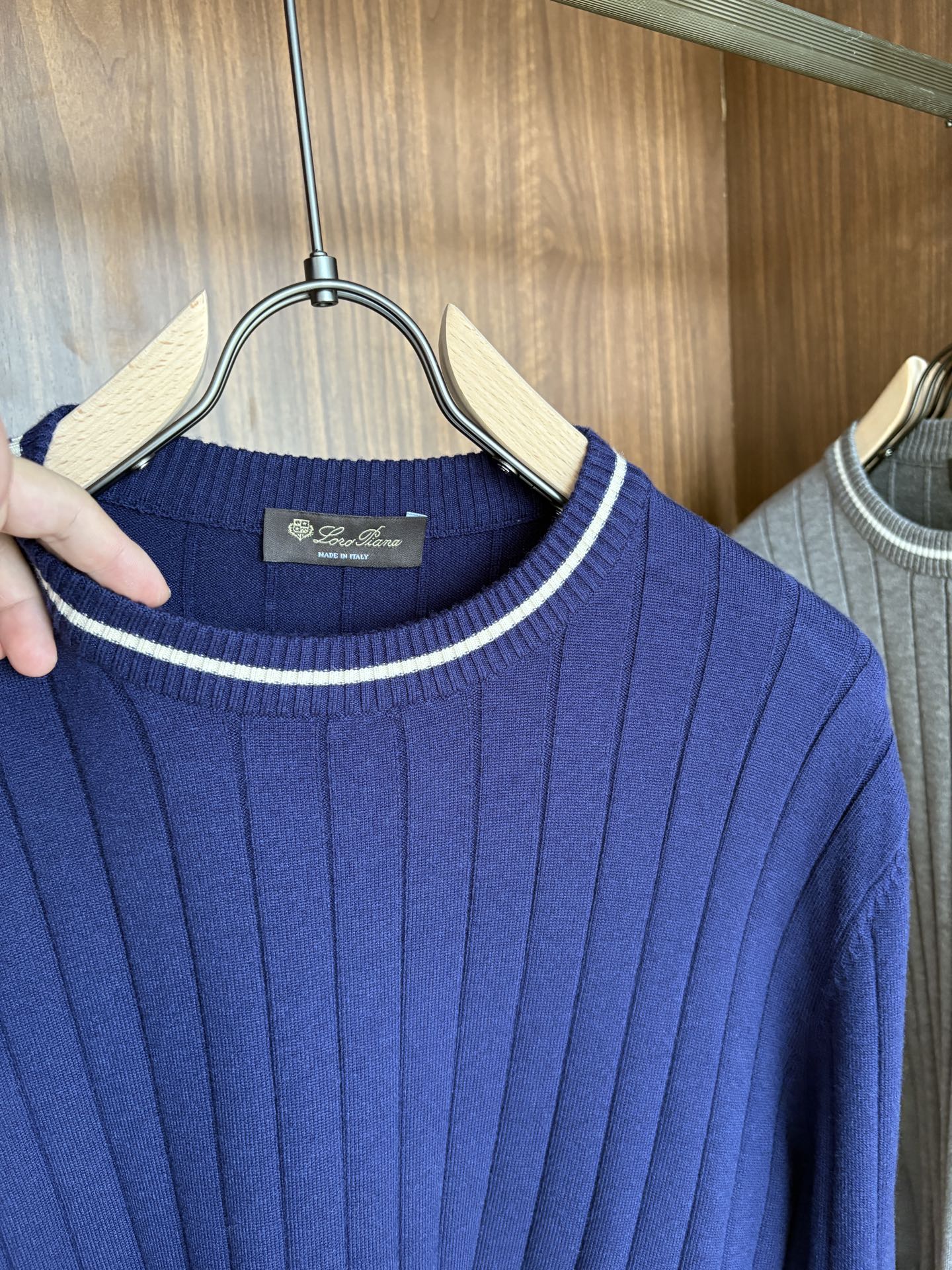 耗时王”菱形提花设计甄选超细优质纱线翻领短袖男士典藏款「耗时王」长袖针织奢雅工艺，触肤即高阶。• 匠心底