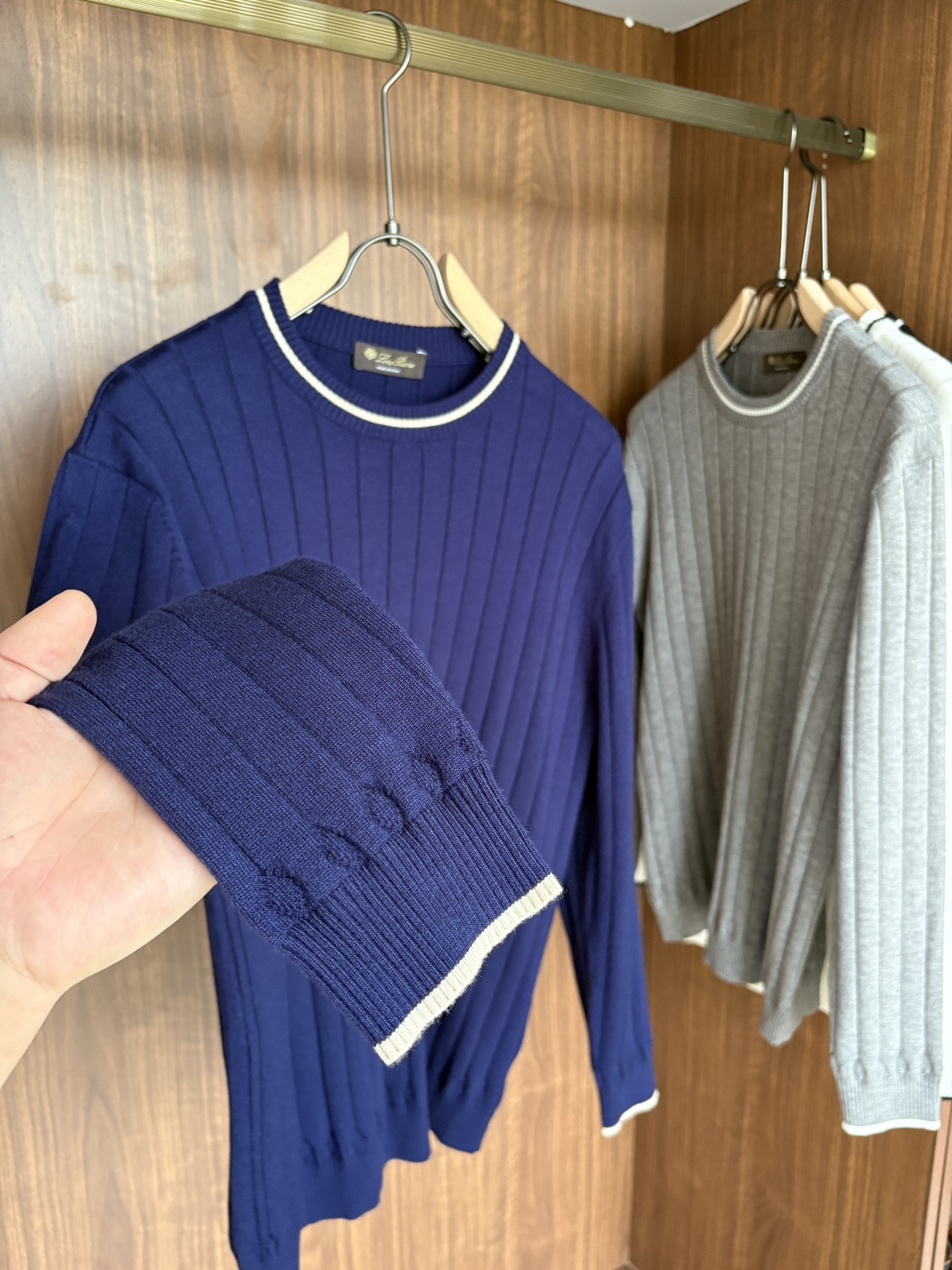 耗时王”菱形提花设计甄选超细优质纱线翻领短袖男士典藏款「耗时王」长袖针织奢雅工艺，触肤即高阶。• 匠心底