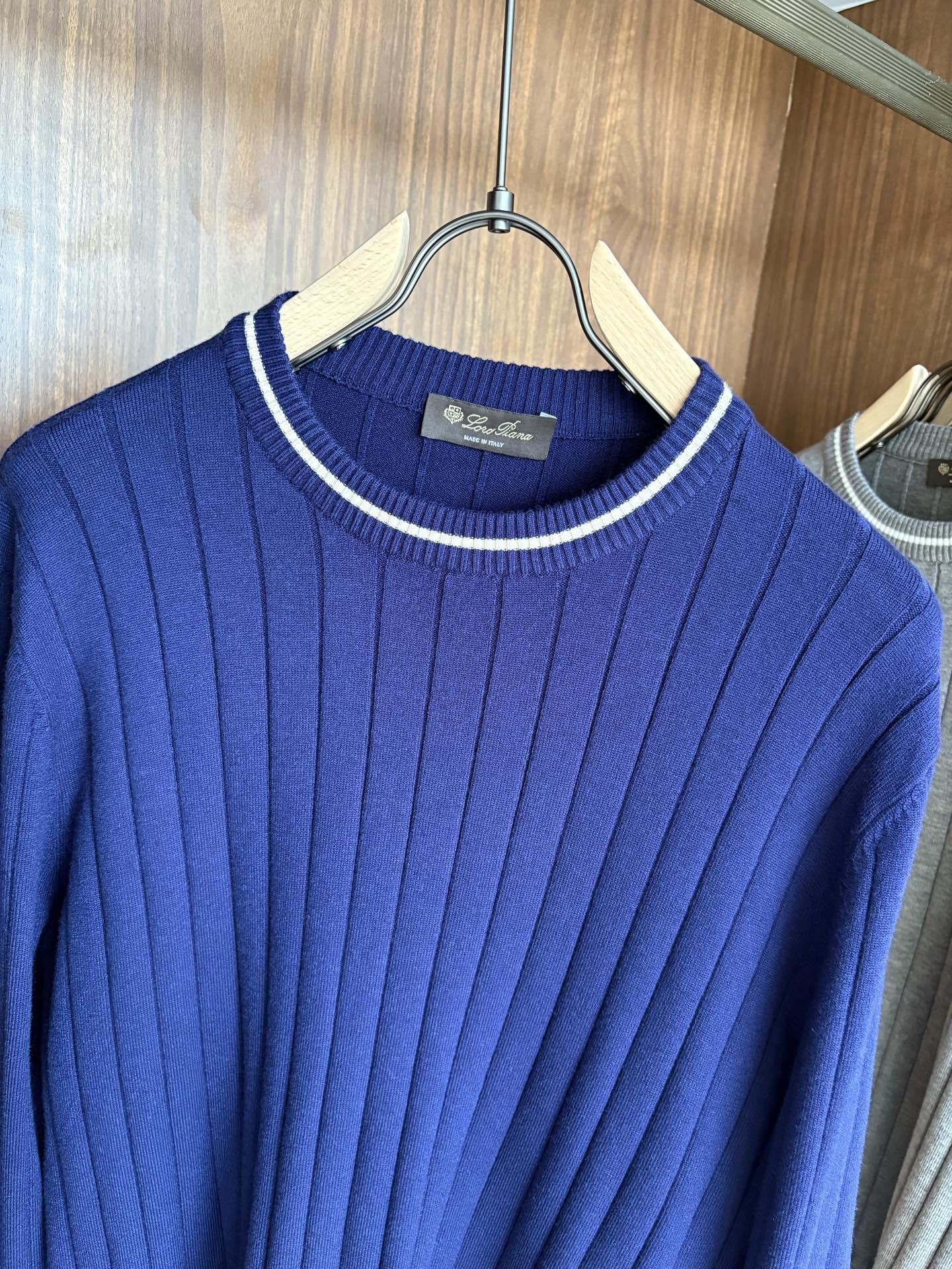 耗时王”菱形提花设计甄选超细优质纱线翻领短袖男士典藏款「耗时王」长袖针织奢雅工艺，触肤即高阶。• 匠心底