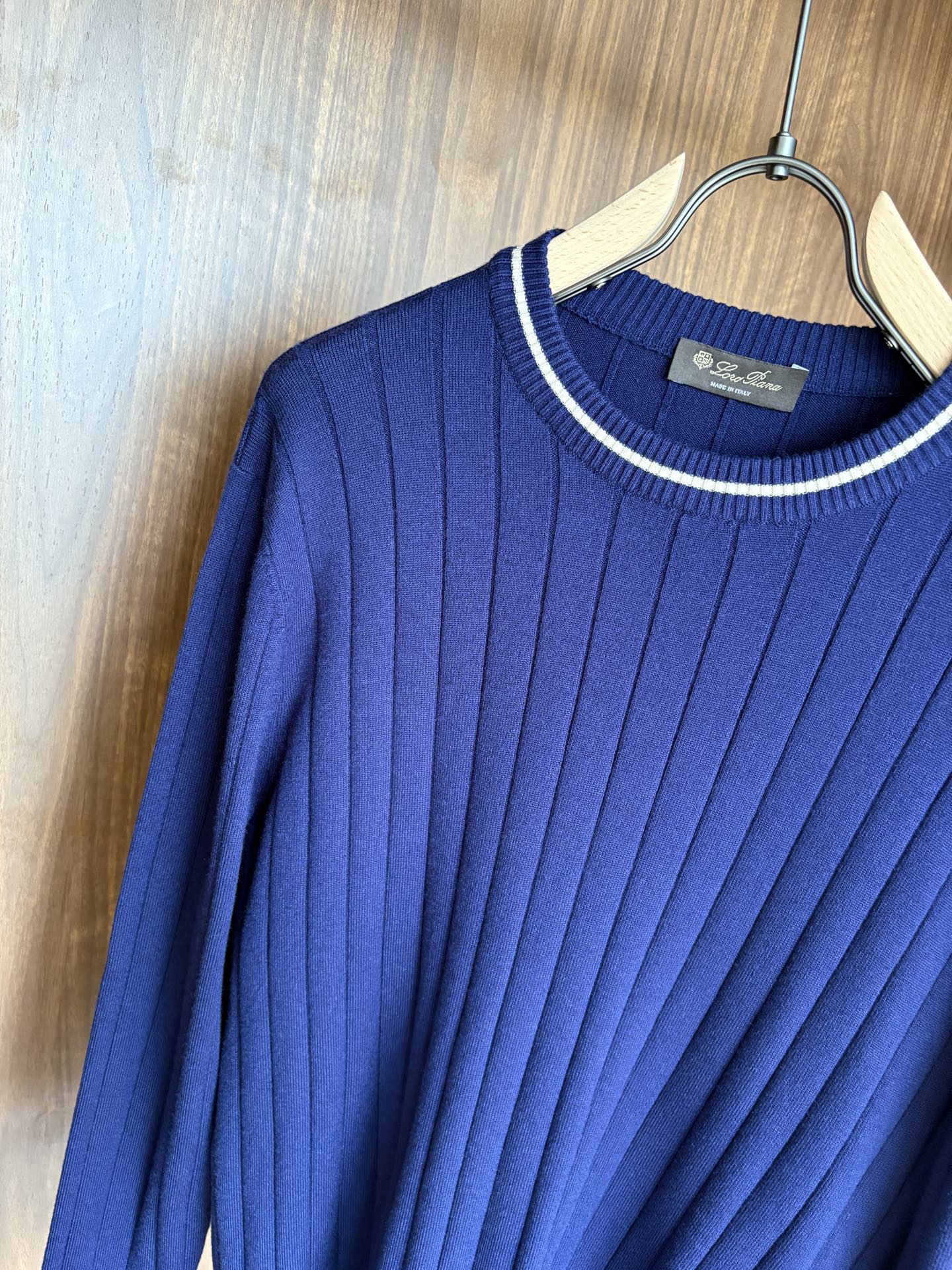 耗时王”菱形提花设计甄选超细优质纱线翻领短袖男士典藏款「耗时王」长袖针织奢雅工艺，触肤即高阶。• 匠心底