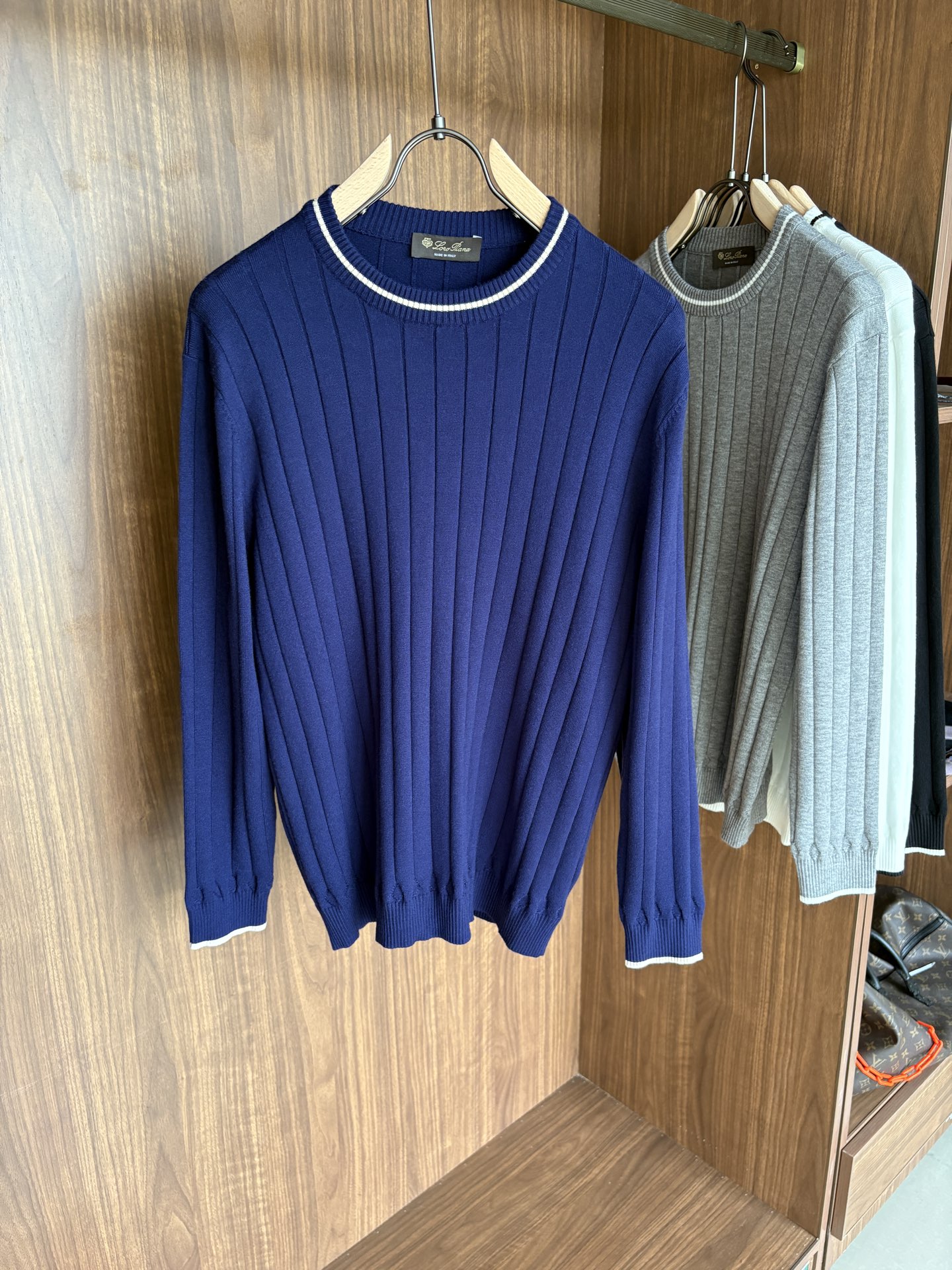 耗时王”菱形提花设计甄选超细优质纱线翻领短袖男士典藏款「耗时王」长袖针织奢雅工艺，触肤即高阶。• 匠心底