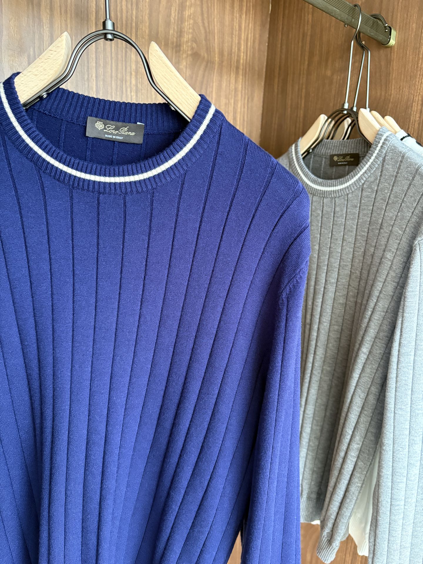 耗时王”菱形提花设计甄选超细优质纱线翻领短袖男士典藏款「耗时王」长袖针织奢雅工艺，触肤即高阶。• 匠心底