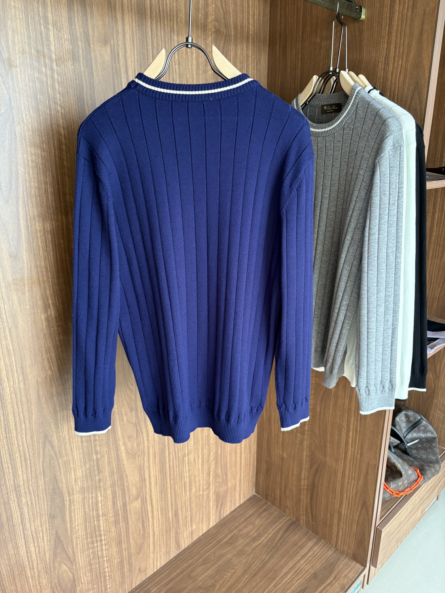 耗时王”菱形提花设计甄选超细优质纱线翻领短袖男士典藏款「耗时王」长袖针织奢雅工艺，触肤即高阶。• 匠心底