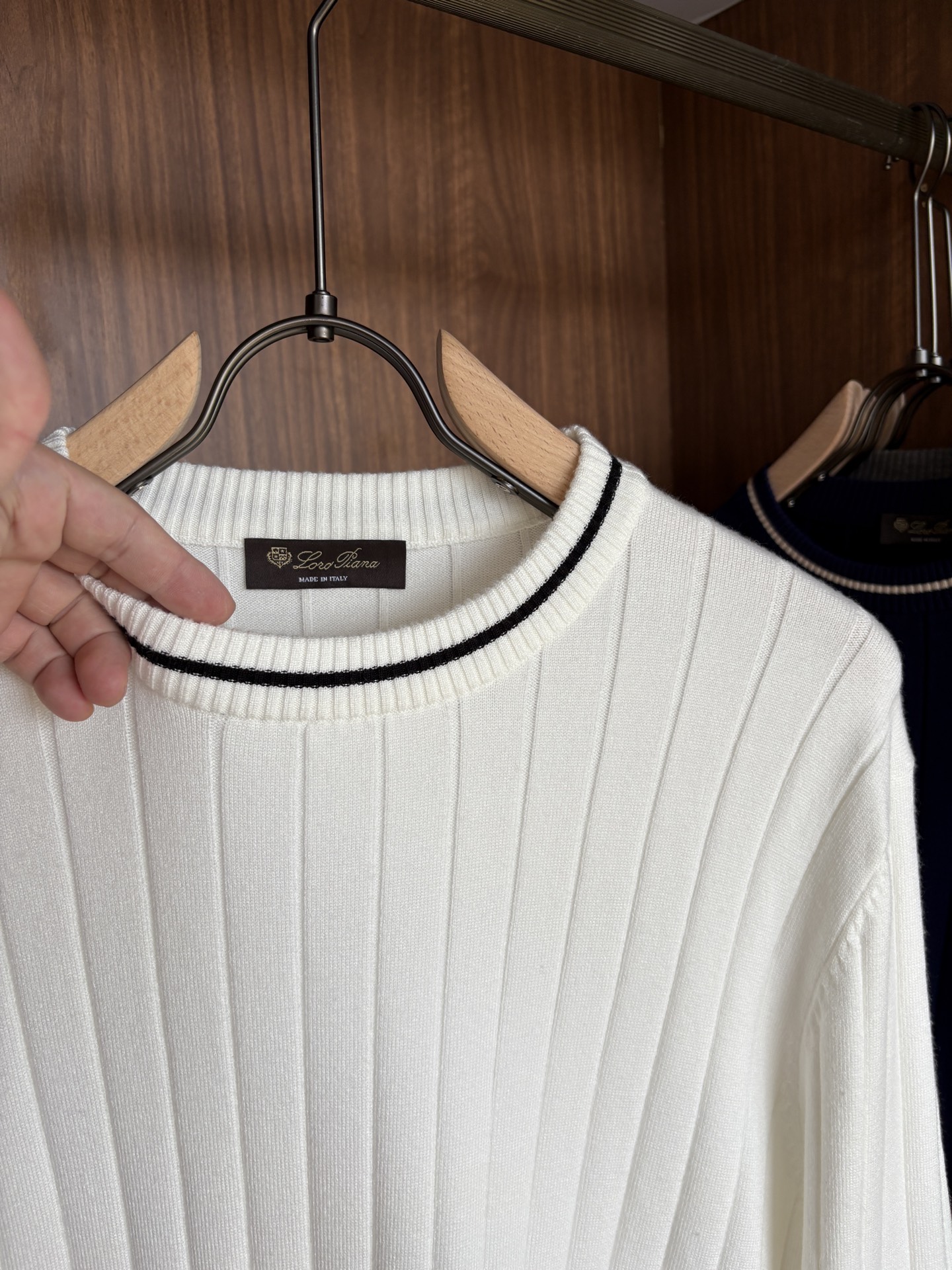 耗时王”菱形提花设计甄选超细优质纱线翻领短袖男士典藏款「耗时王」长袖针织奢雅工艺，触肤即高阶。• 匠心底