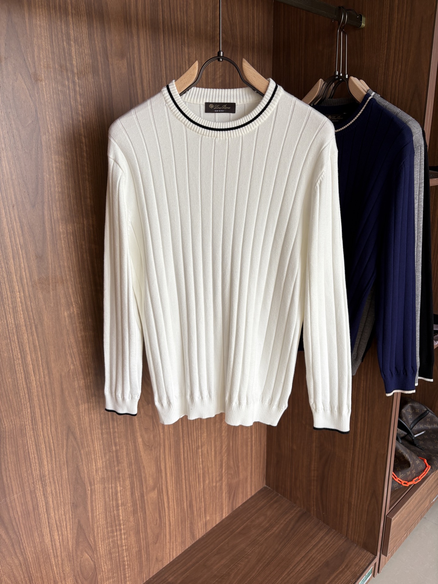 耗时王”菱形提花设计甄选超细优质纱线翻领短袖男士典藏款「耗时王」长袖针织奢雅工艺，触肤即高阶。• 匠心底