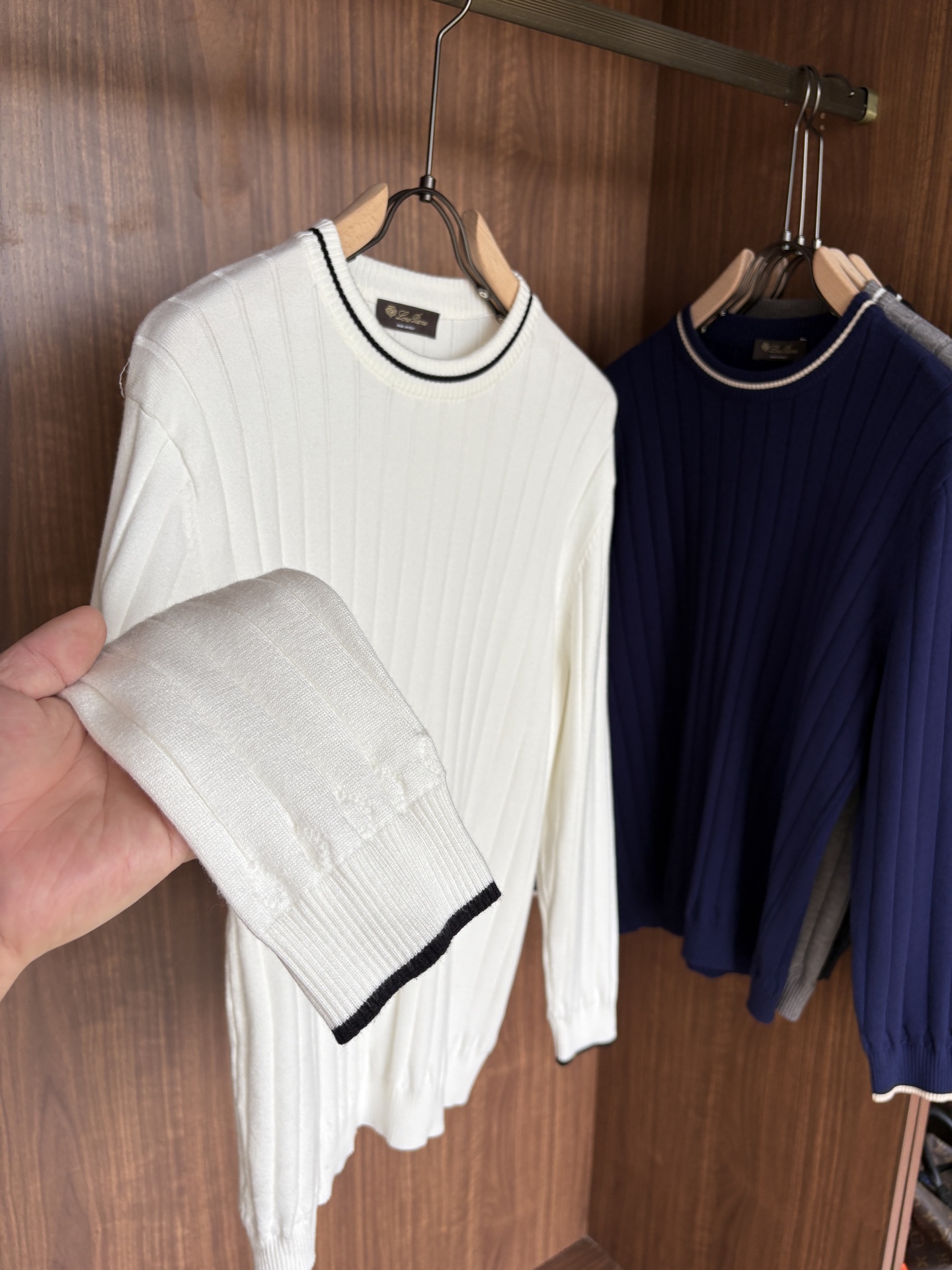 耗时王”菱形提花设计甄选超细优质纱线翻领短袖男士典藏款「耗时王」长袖针织奢雅工艺，触肤即高阶。• 匠心底