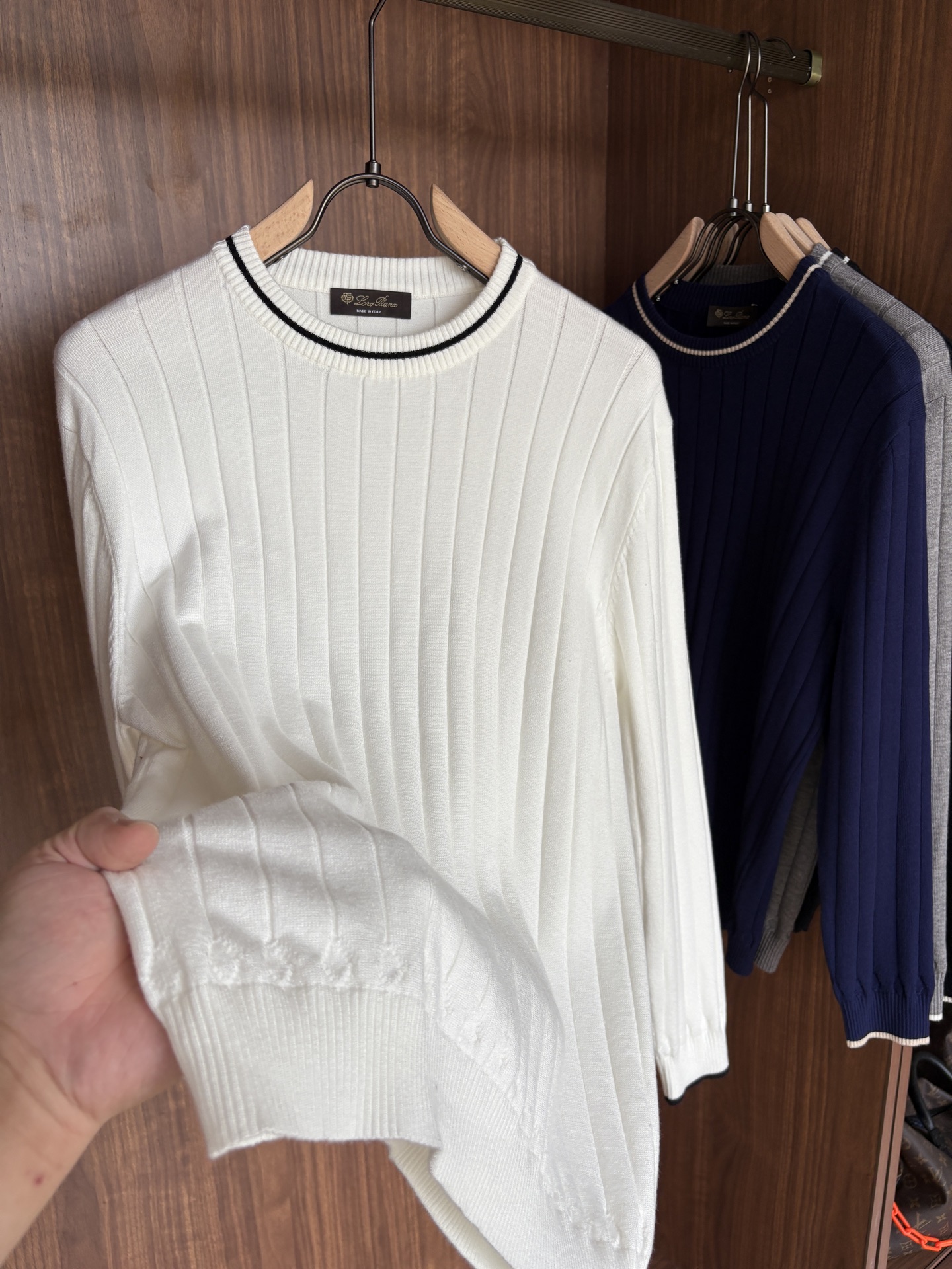 耗时王”菱形提花设计甄选超细优质纱线翻领短袖男士典藏款「耗时王」长袖针织奢雅工艺，触肤即高阶。• 匠心底