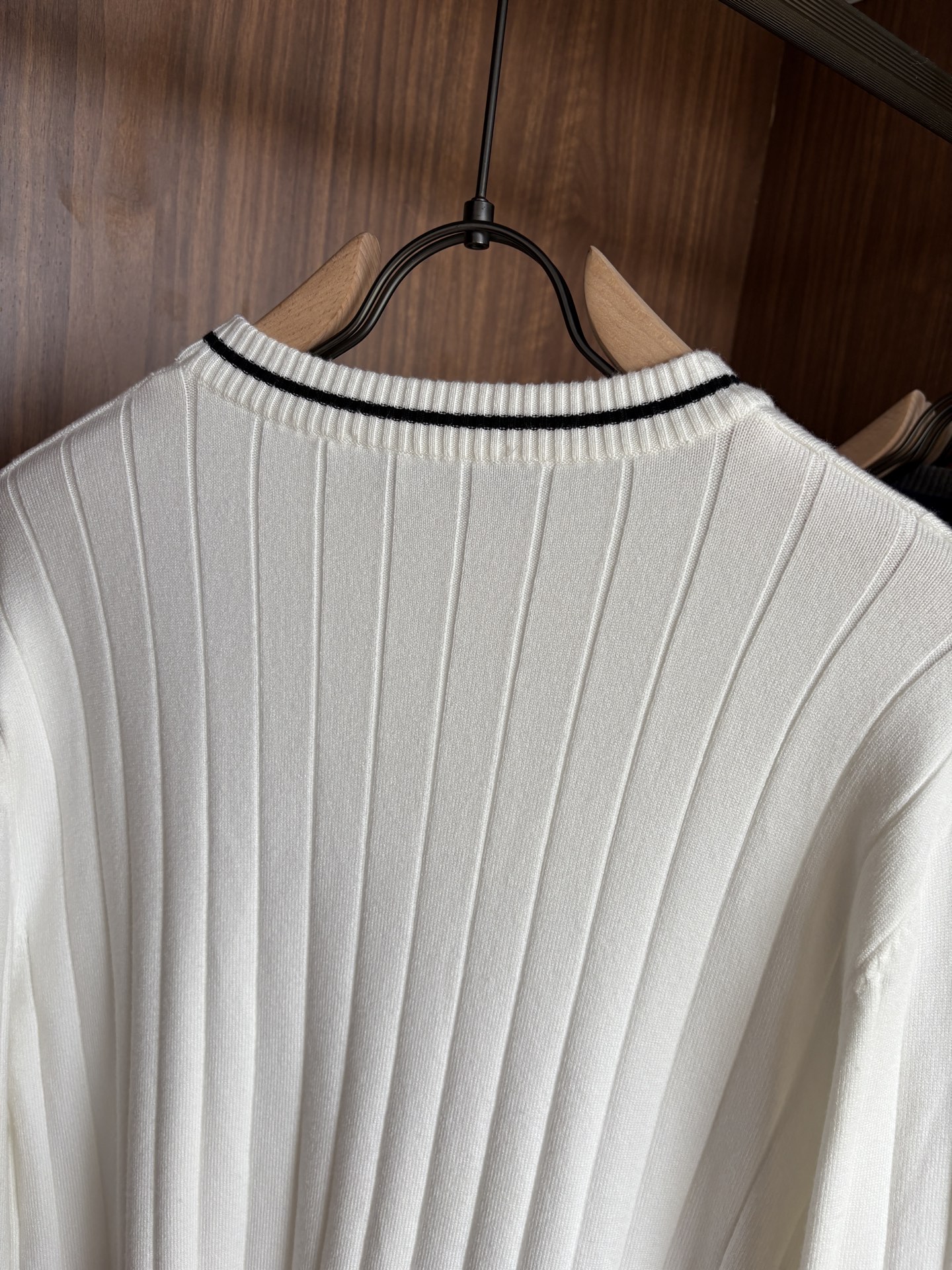 耗时王”菱形提花设计甄选超细优质纱线翻领短袖男士典藏款「耗时王」长袖针织奢雅工艺，触肤即高阶。• 匠心底