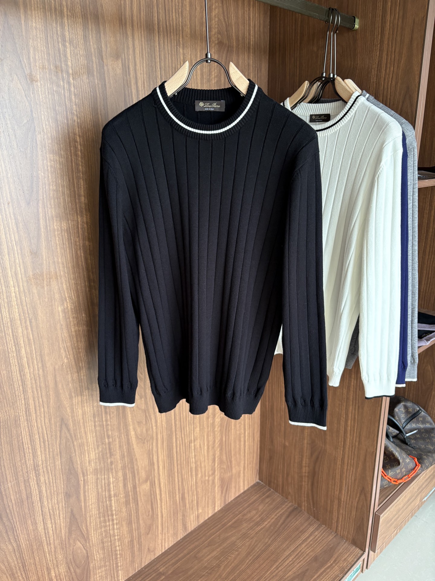 耗时王”菱形提花设计甄选超细优质纱线翻领短袖男士典藏款「耗时王」长袖针织奢雅工艺，触肤即高阶。• 匠心底