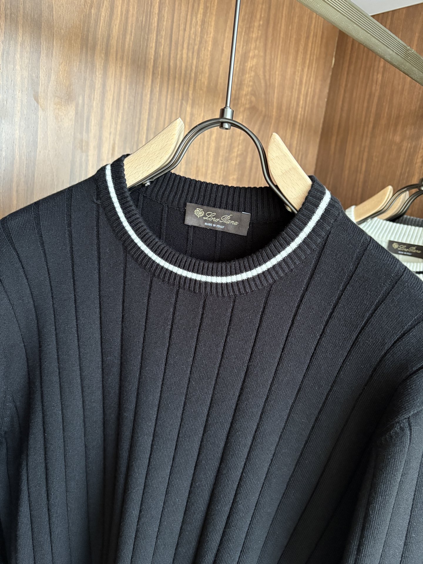 耗时王”菱形提花设计甄选超细优质纱线翻领短袖男士典藏款「耗时王」长袖针织奢雅工艺，触肤即高阶。• 匠心底