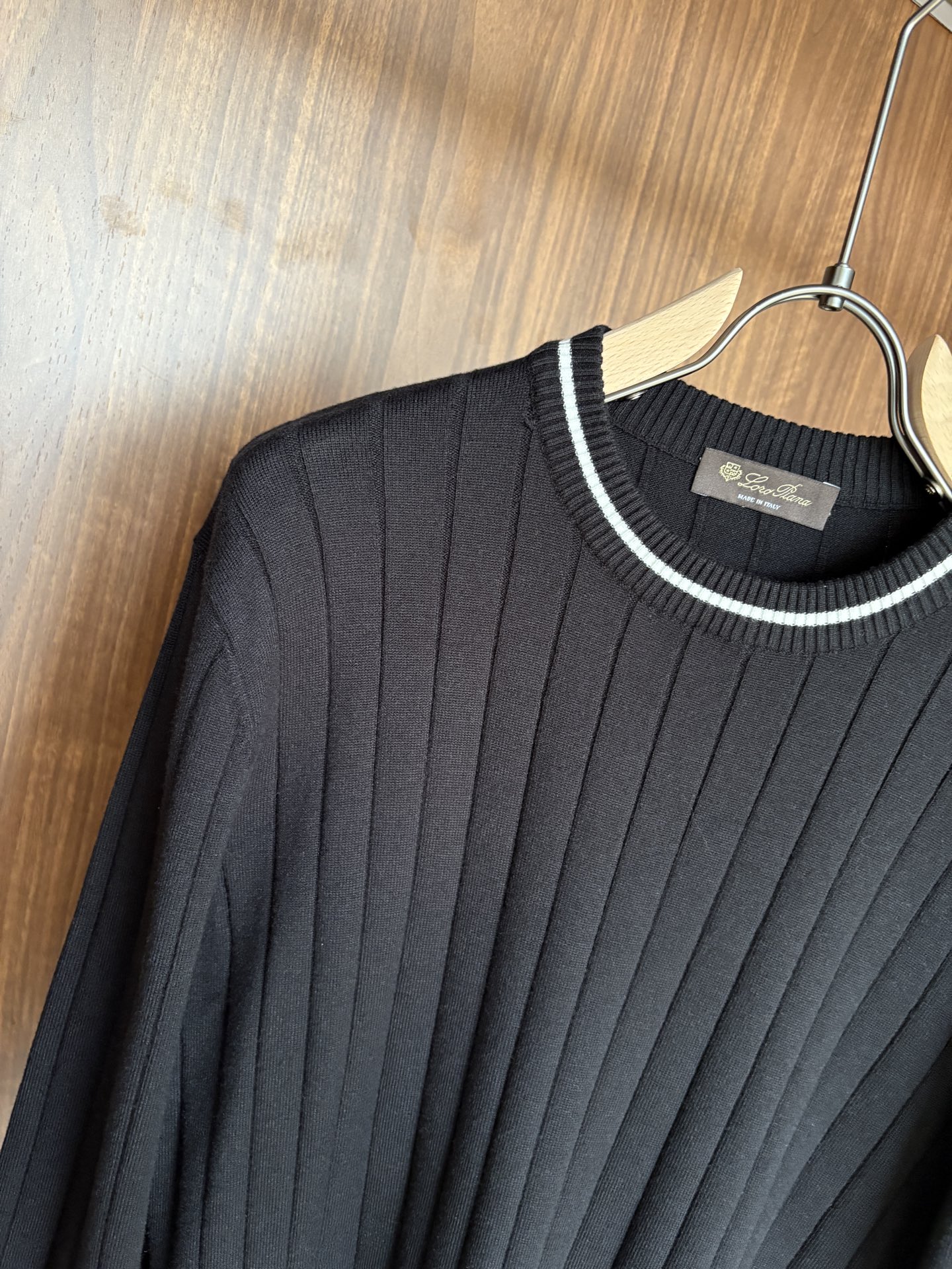 耗时王”菱形提花设计甄选超细优质纱线翻领短袖男士典藏款「耗时王」长袖针织奢雅工艺，触肤即高阶。• 匠心底