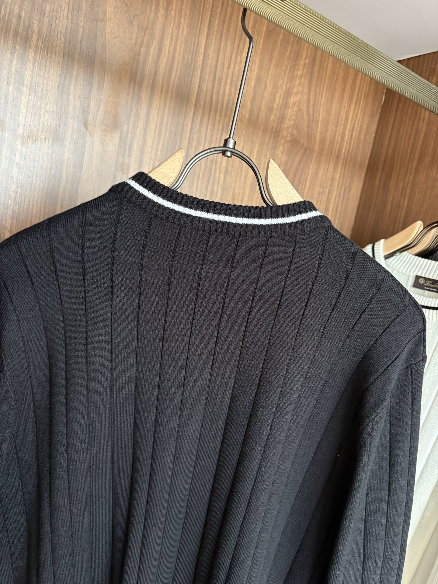 耗时王”菱形提花设计甄选超细优质纱线翻领短袖男士典藏款「耗时王」长袖针织奢雅工艺，触肤即高阶。• 匠心底