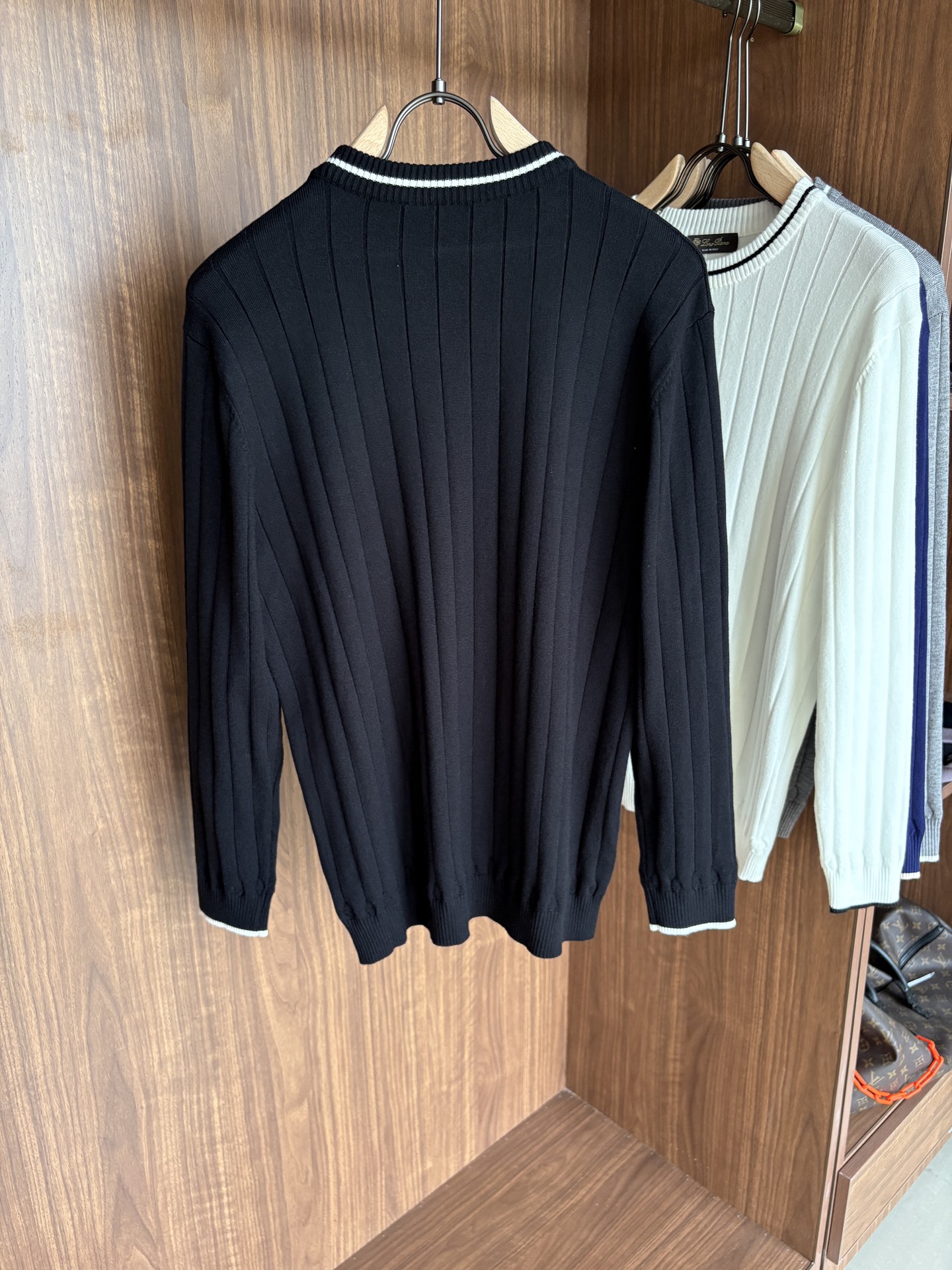 耗时王”菱形提花设计甄选超细优质纱线翻领短袖男士典藏款「耗时王」长袖针织奢雅工艺，触肤即高阶。• 匠心底