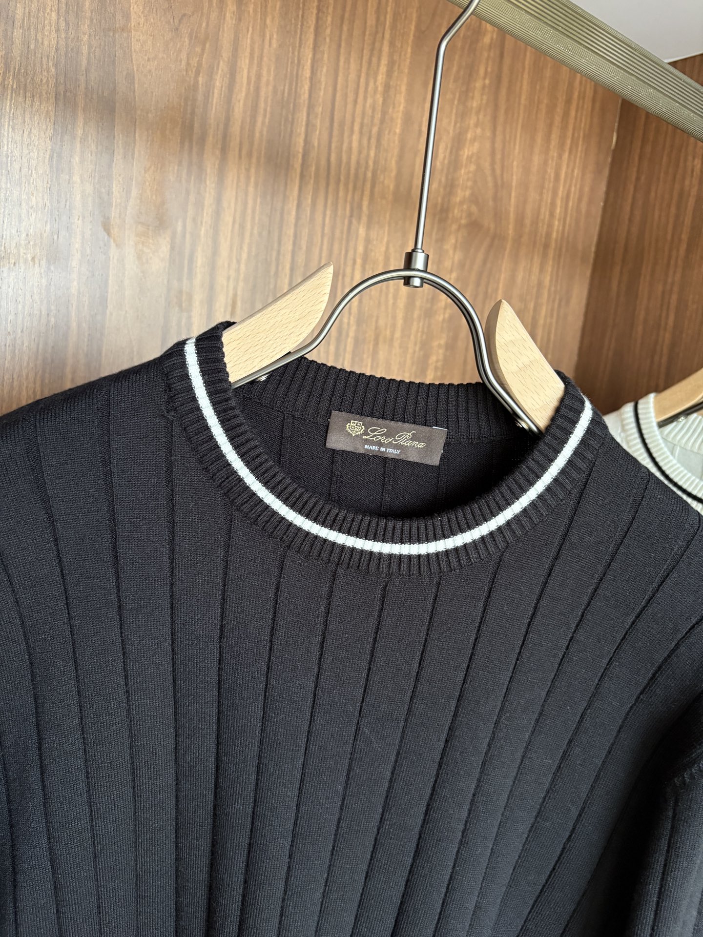 耗时王”菱形提花设计甄选超细优质纱线翻领短袖男士典藏款「耗时王」长袖针织奢雅工艺，触肤即高阶。• 匠心底