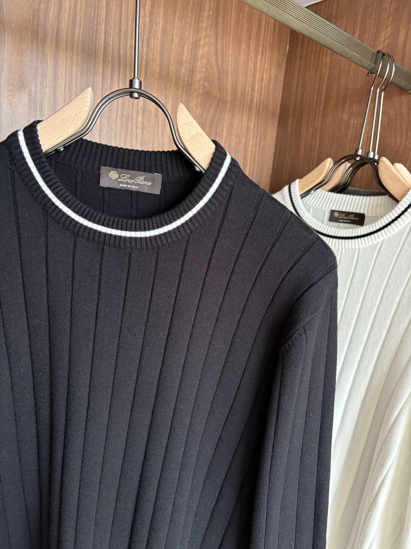 耗时王”菱形提花设计甄选超细优质纱线翻领短袖男士典藏款「耗时王」长袖针织奢雅工艺，触肤即高阶。• 匠心底