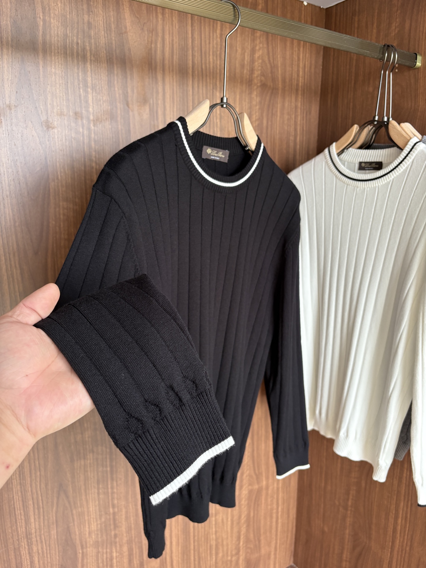 耗时王”菱形提花设计甄选超细优质纱线翻领短袖男士典藏款「耗时王」长袖针织奢雅工艺，触肤即高阶。• 匠心底