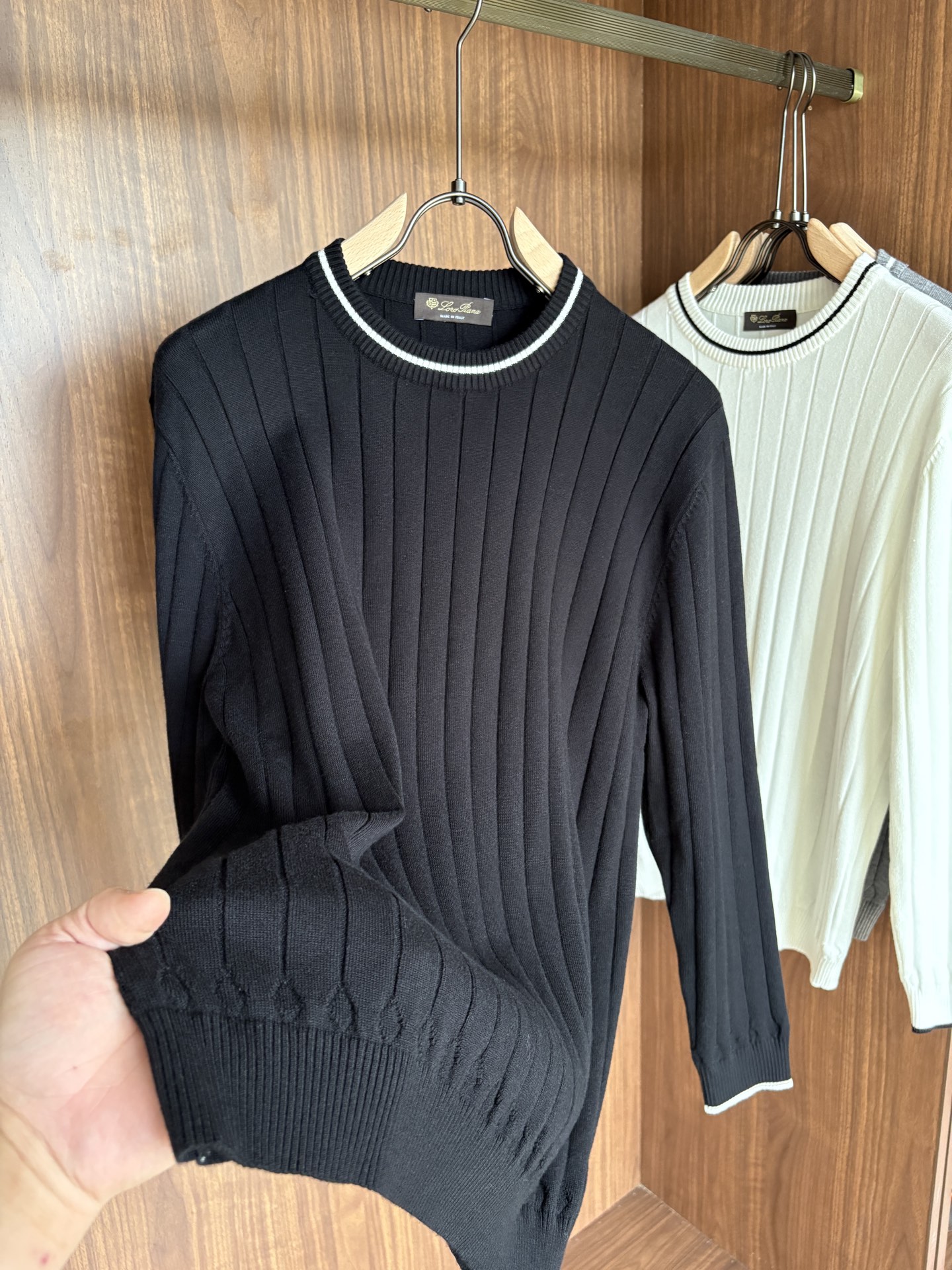 耗时王”菱形提花设计甄选超细优质纱线翻领短袖男士典藏款「耗时王」长袖针织奢雅工艺，触肤即高阶。• 匠心底