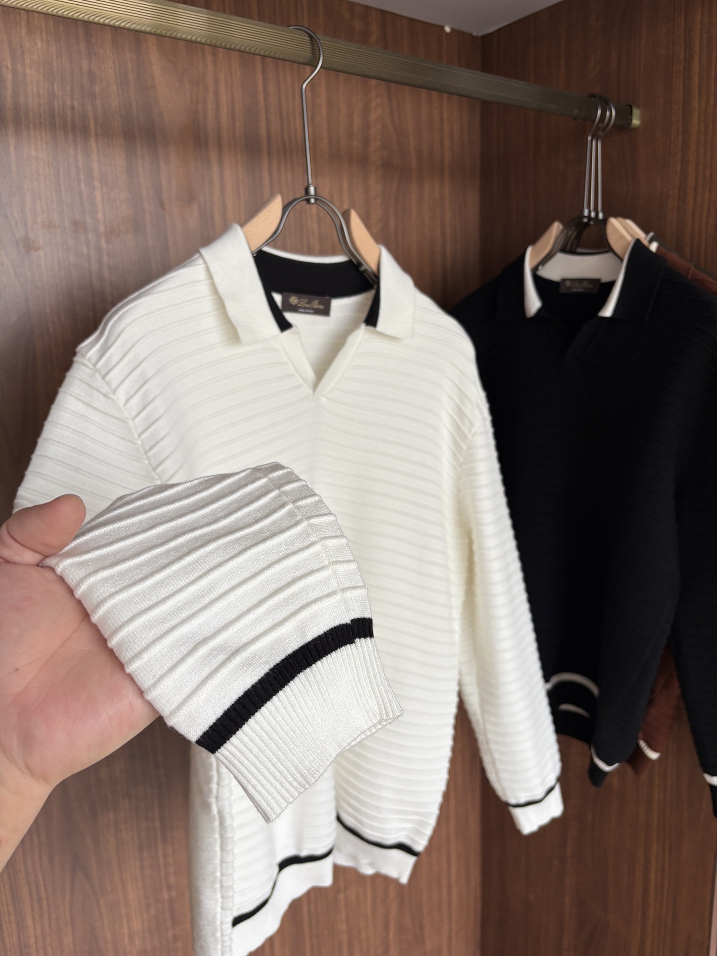 耗时王”菱形提花设计甄选超细优质纱线翻领短袖男士典藏款「耗时王」长袖针织奢雅工艺，触肤即高阶。• 匠心底