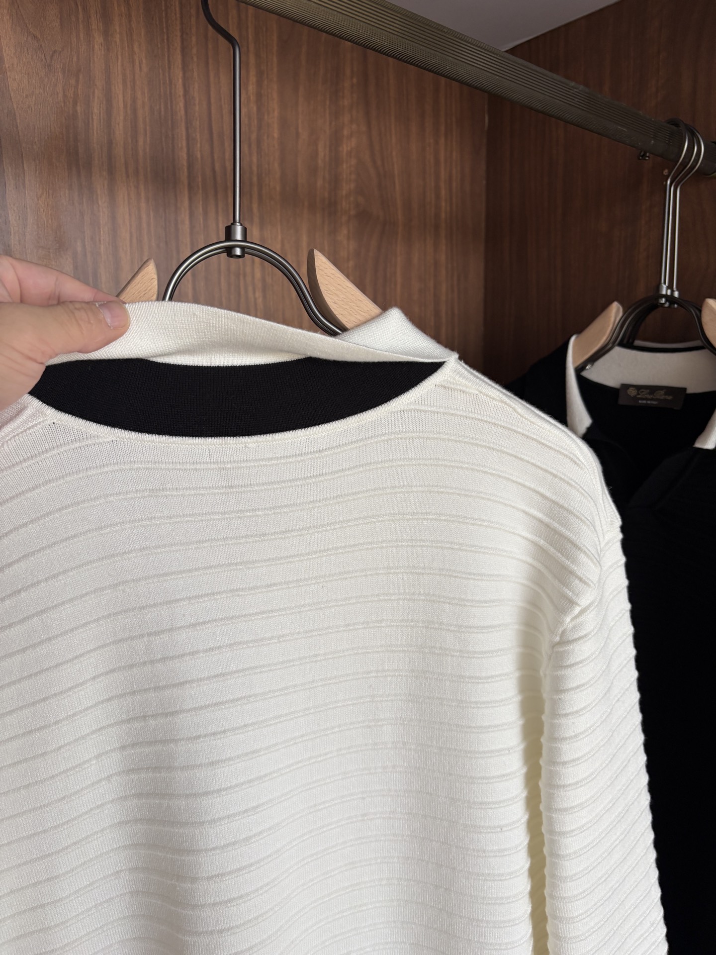 耗时王”菱形提花设计甄选超细优质纱线翻领短袖男士典藏款「耗时王」长袖针织奢雅工艺，触肤即高阶。• 匠心底